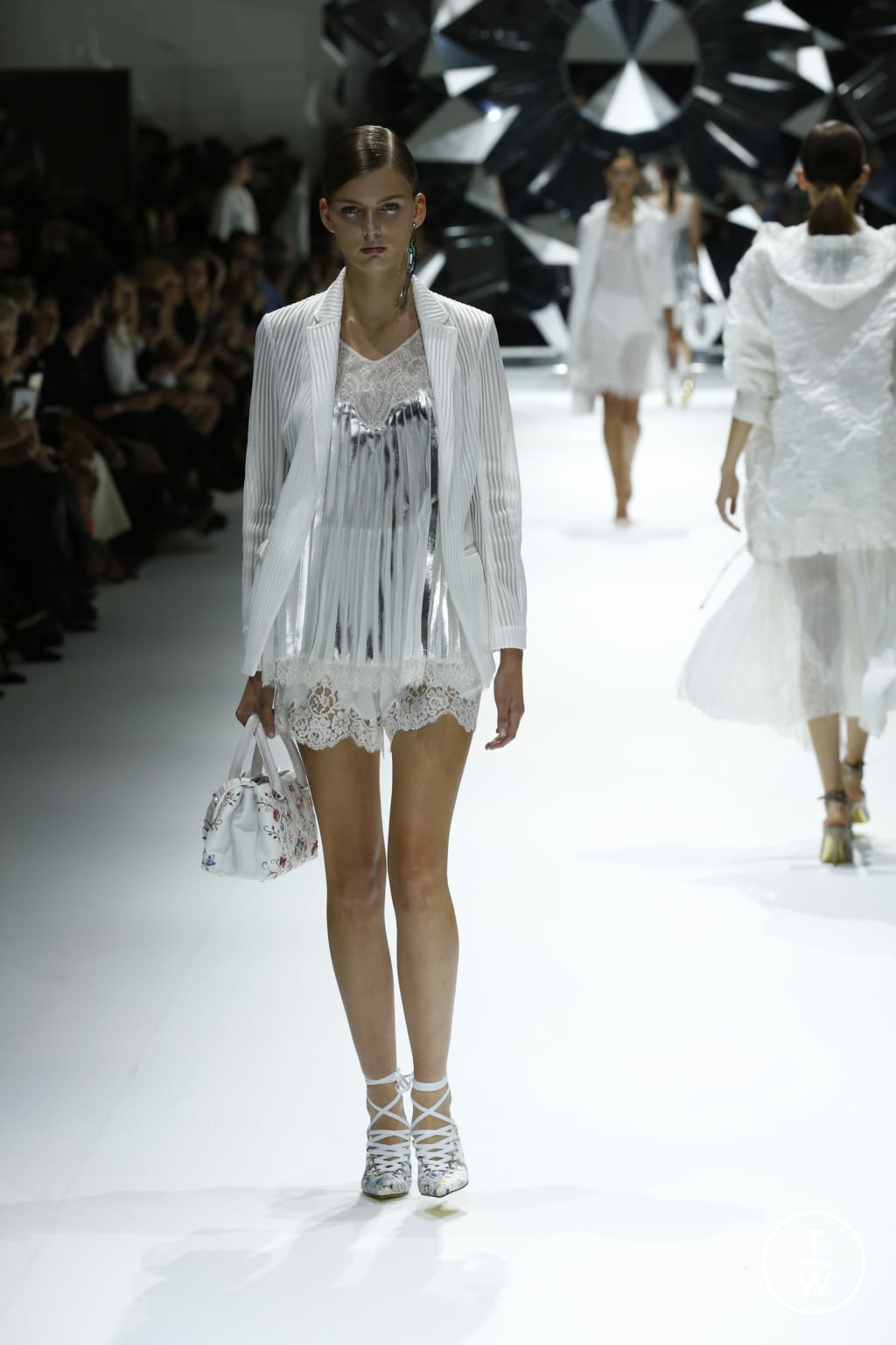 Fashion Week Paris Spring/Summer 2017 look 5 from the Shiatzy Chen collection womenswear