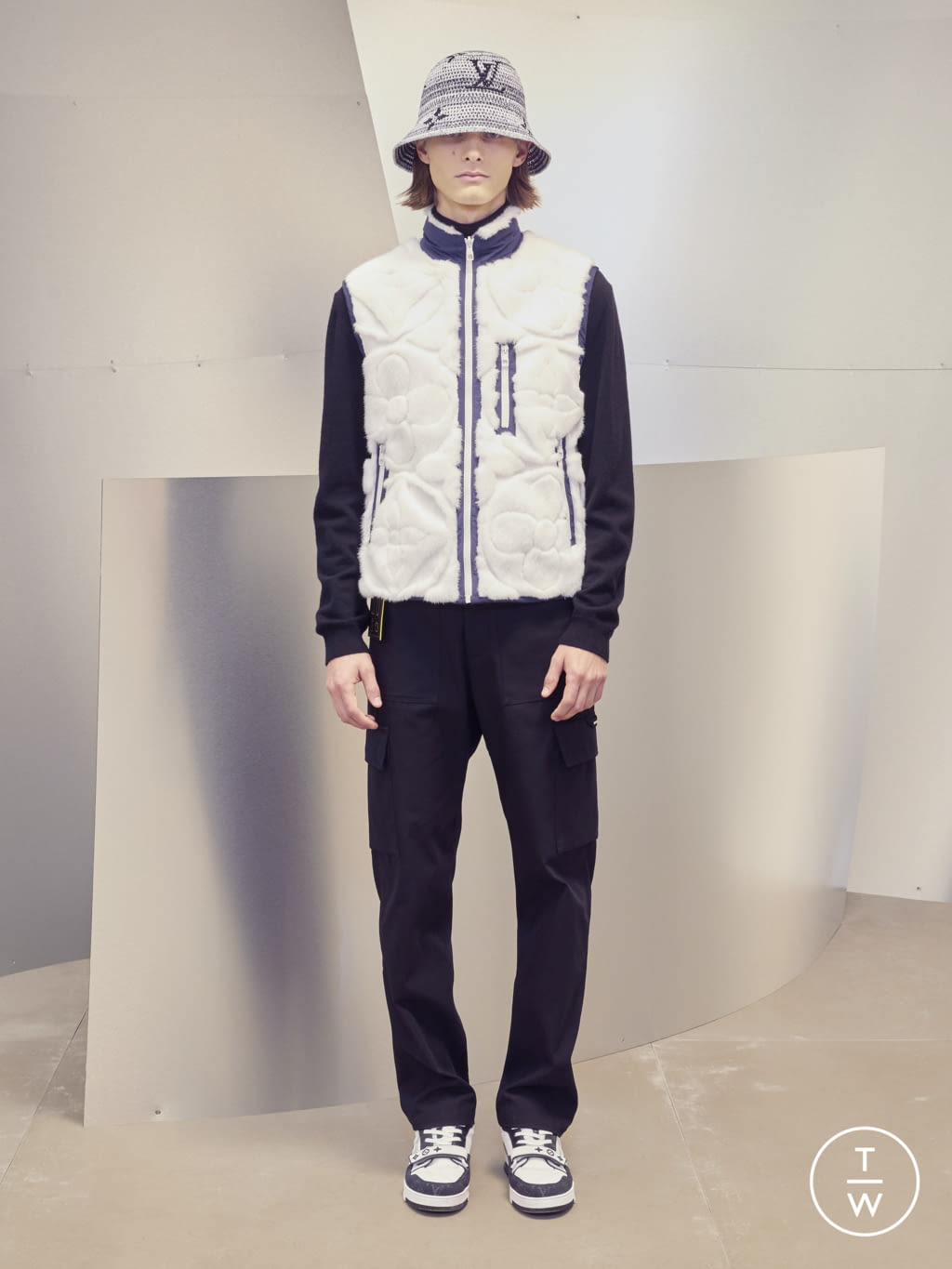 Fashion Week Paris Pre-Fall 2022 look 7 from the Louis Vuitton collection menswear