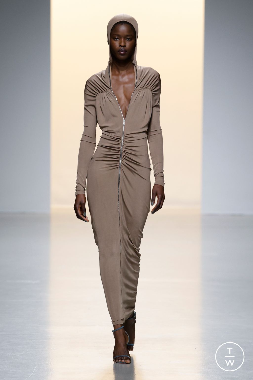 Fashion Week Paris Fall/Winter 2024 look 5 de la collection Atlein womenswear