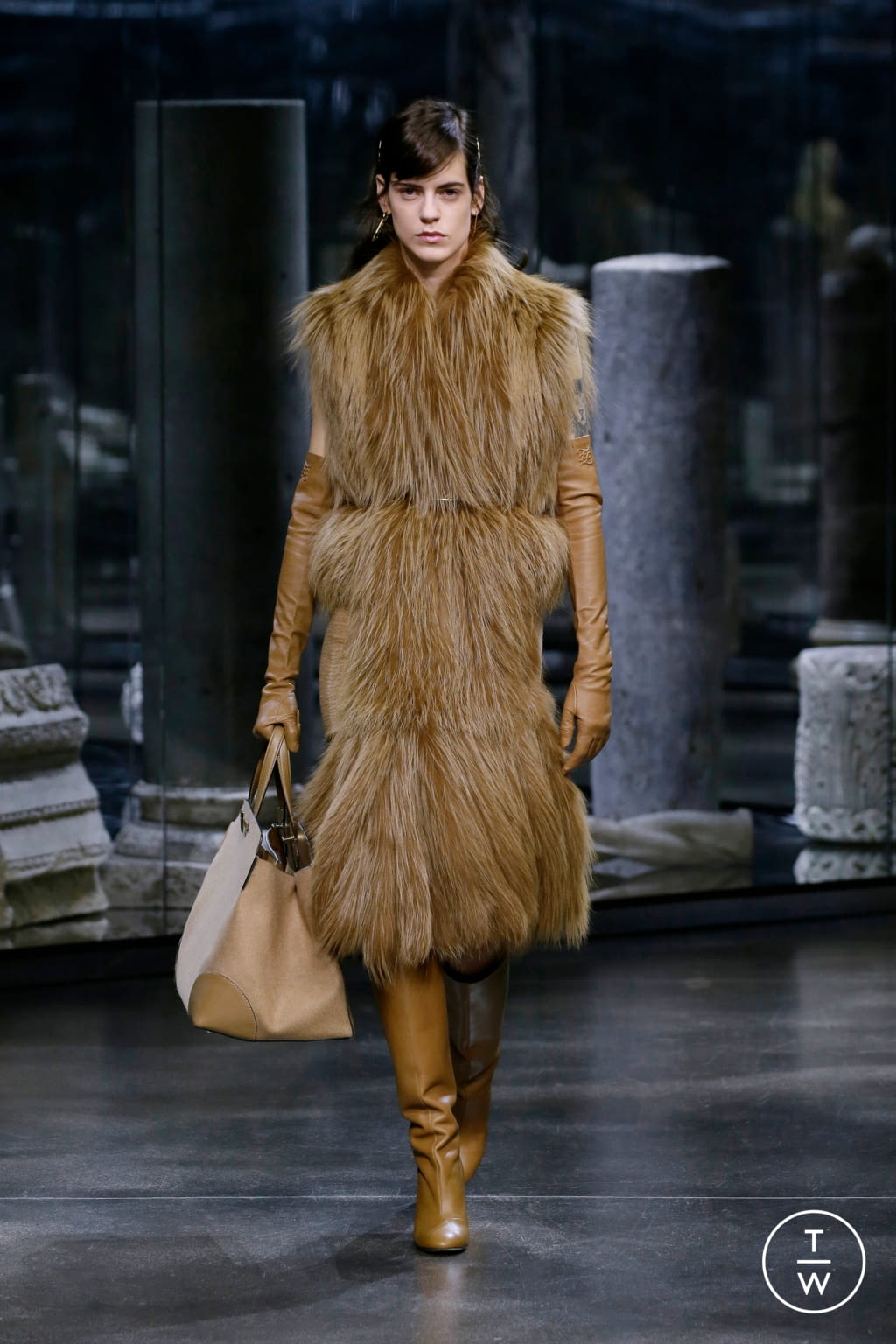 Fashion Week Milan Fall/Winter 2021 look 5 from the Fendi collection 女装