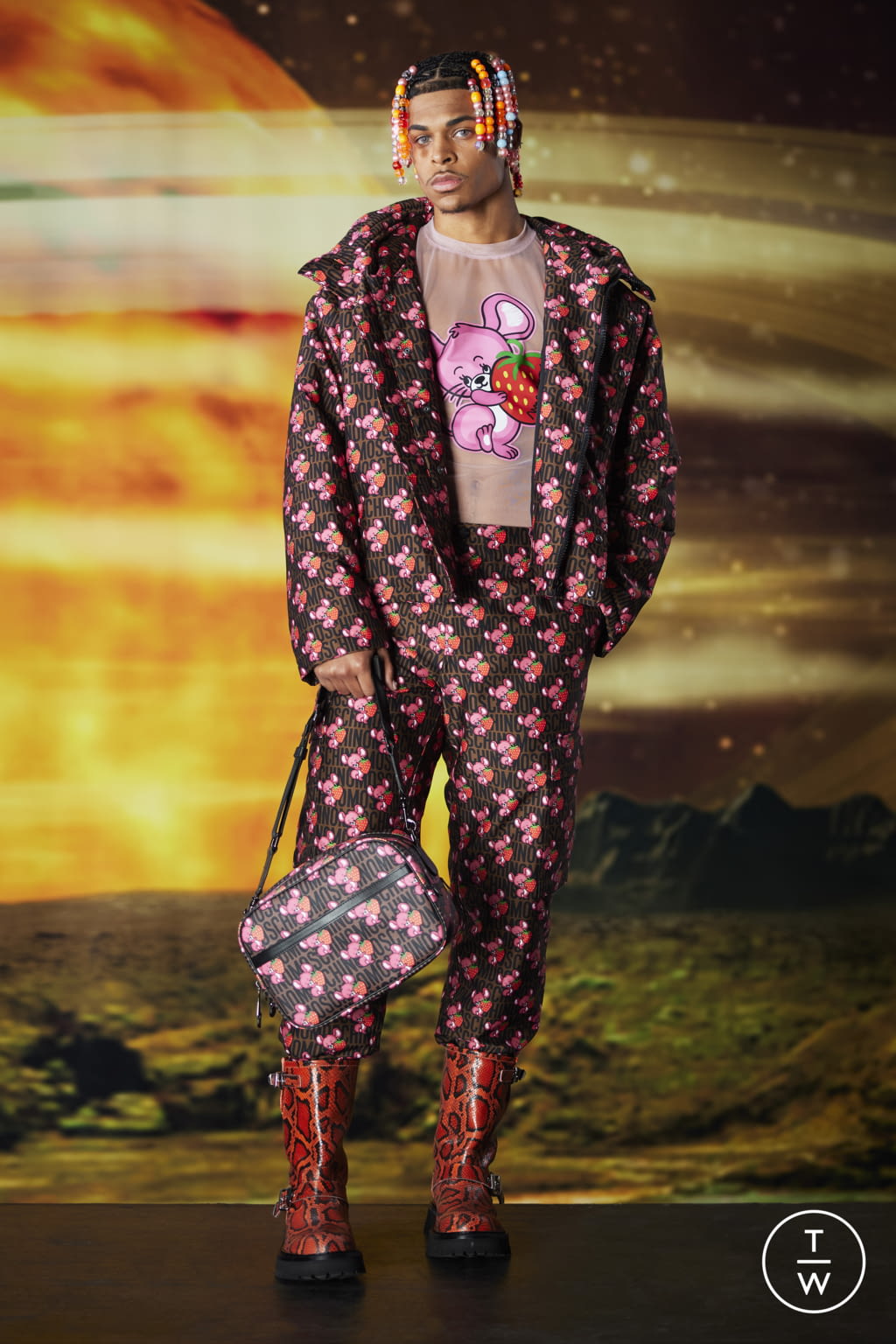 Fashion Week New York Pre-Fall 2022 look 5 from the Moschino collection menswear