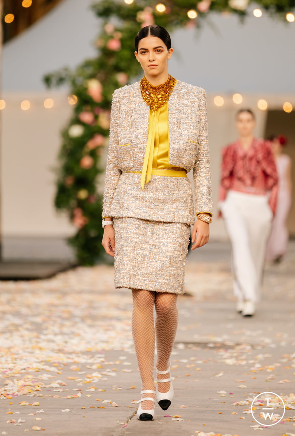 Fashion Week Paris Spring/Summer 2021 look 5 from the Chanel collection couture
