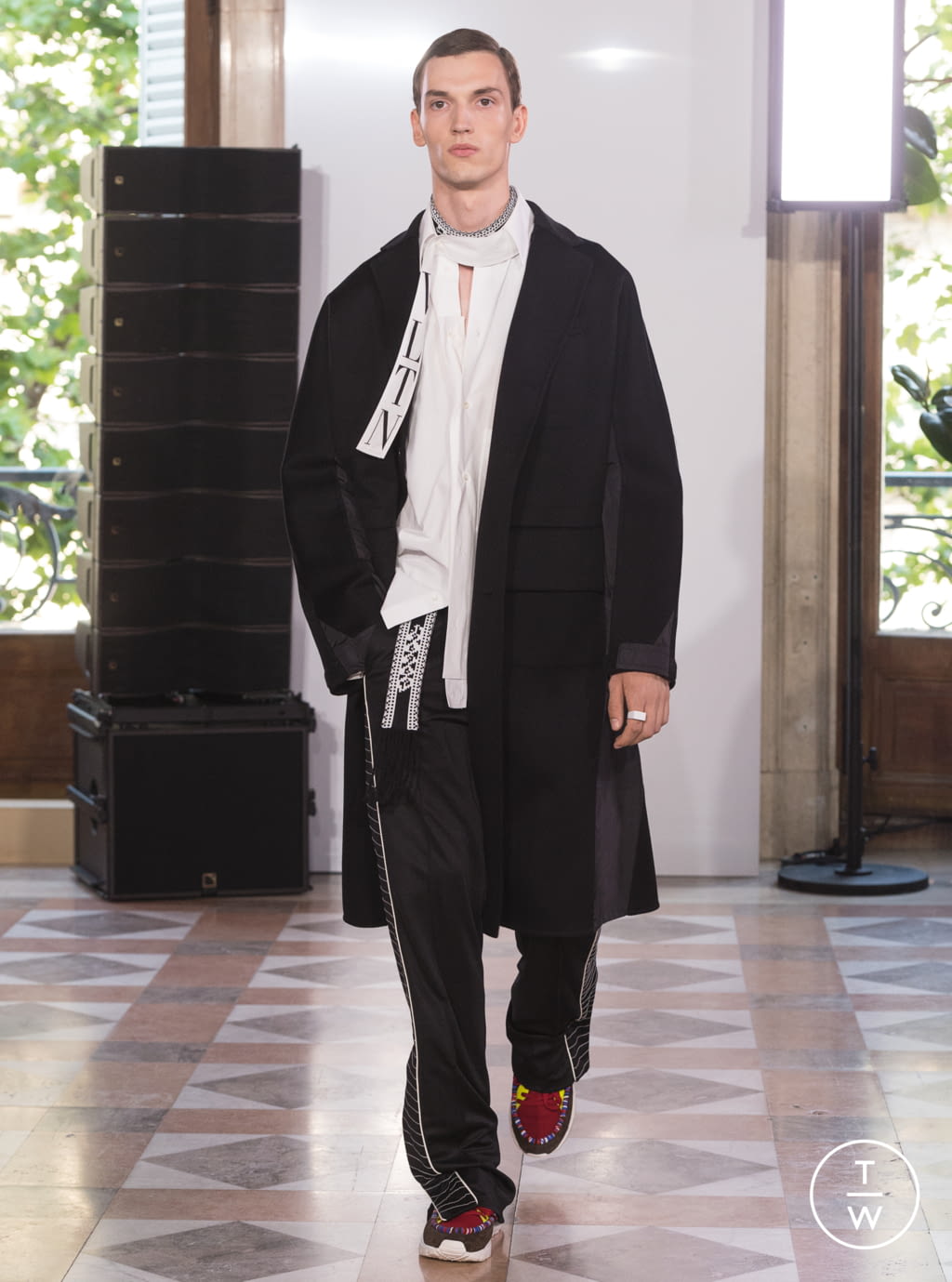 Fashion Week Paris Spring/Summer 2018 look 50 from the Valentino collection menswear