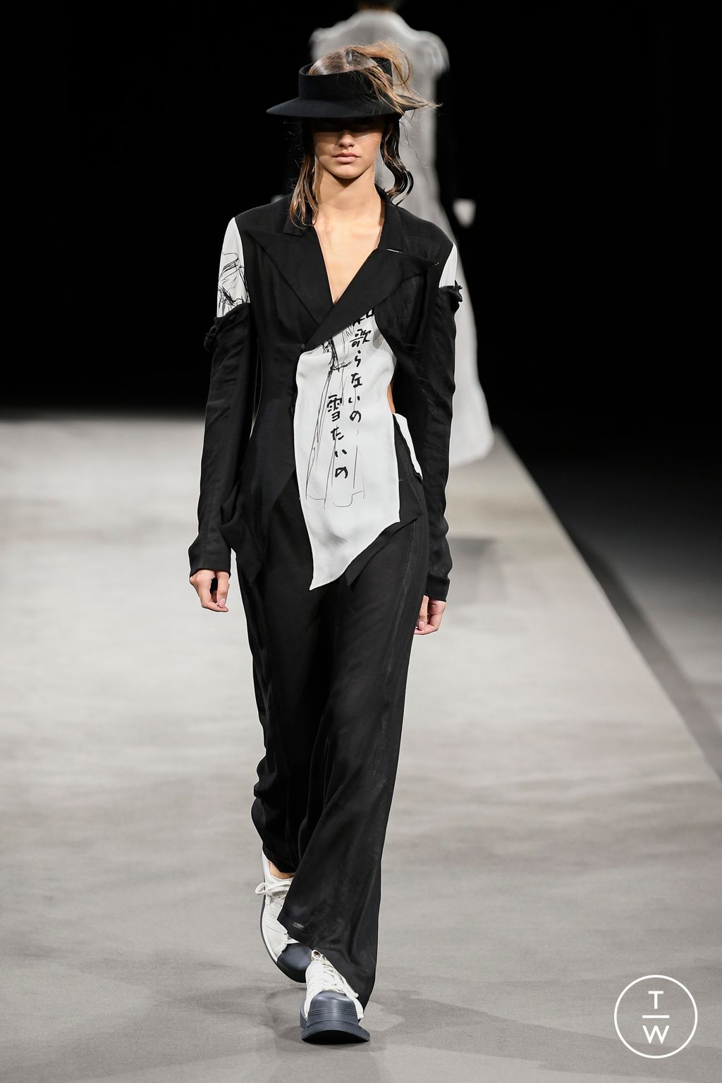 Fashion Week Paris Spring/Summer 2023 look 14 from the Yohji Yamamoto collection womenswear