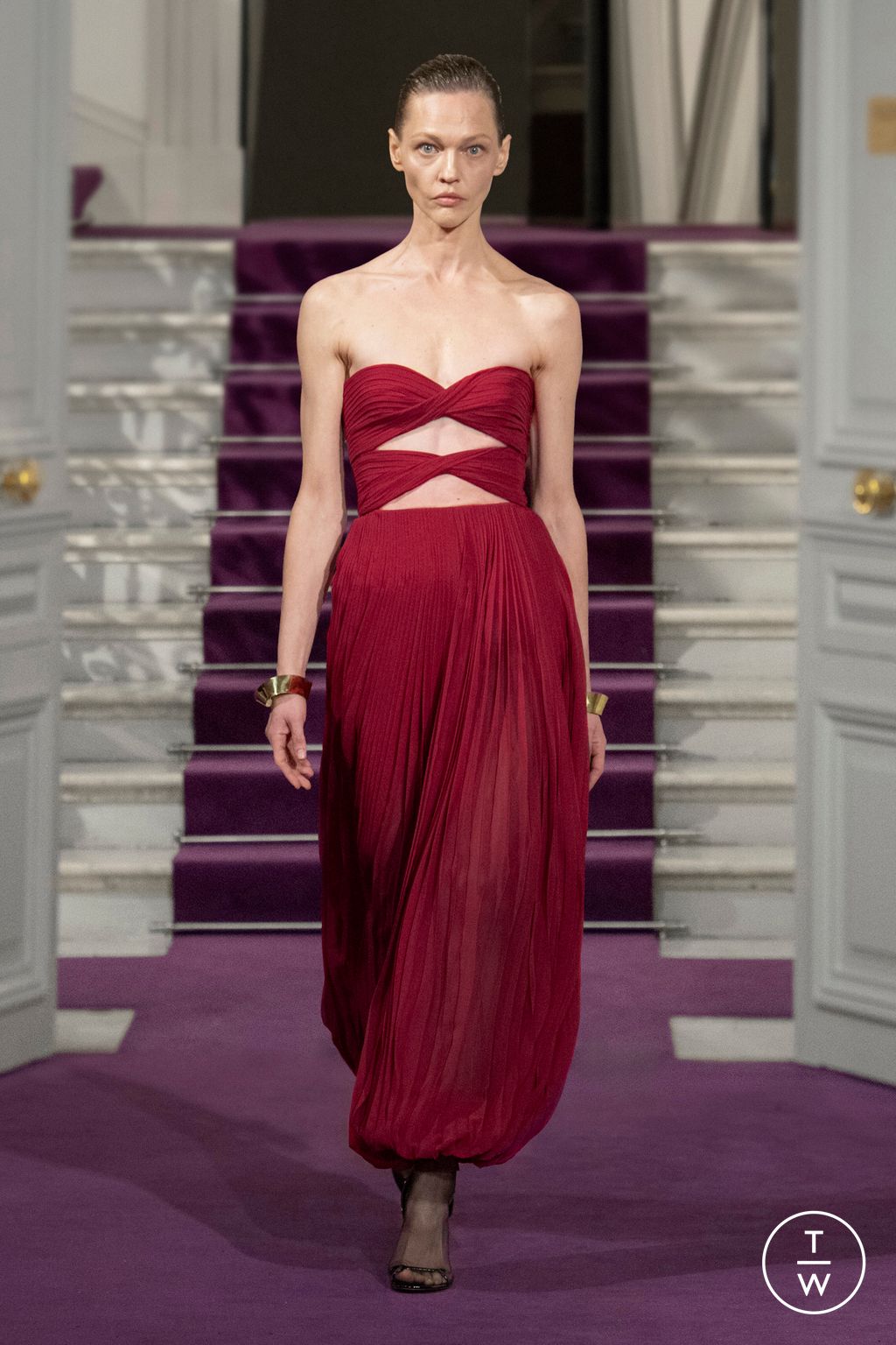 Fashion Week Paris Spring/Summer 2024 look 50 de la collection Valentino couture