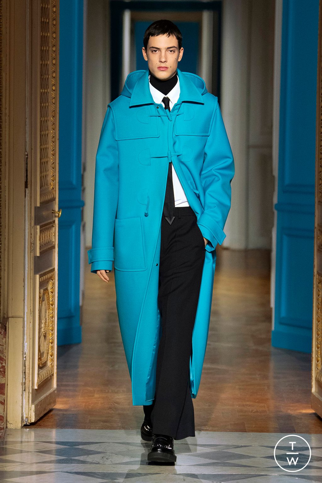 Fashion Week Paris Fall/Winter 2024 look 50 from the Valentino collection menswear