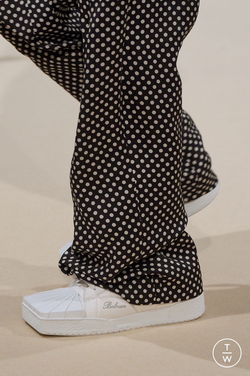 Fashion Week Paris Fall/Winter 2024 look 29 from the Balmain collection 男装配饰