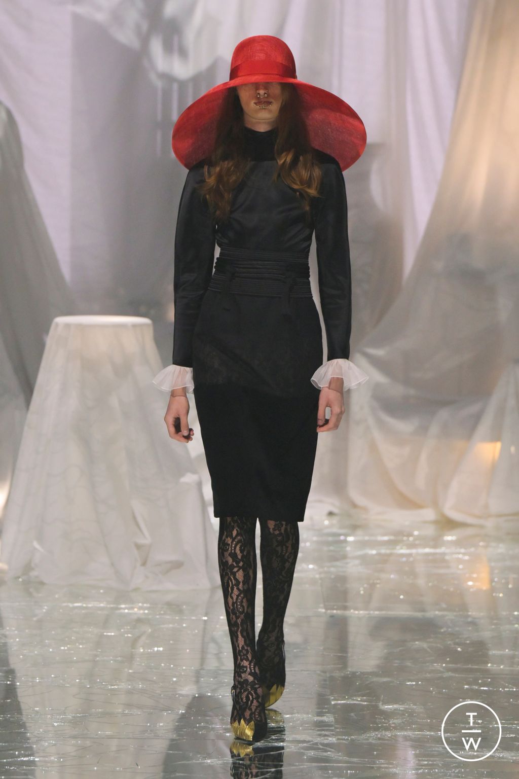 Fashion Week Paris Spring/Summer 2025 look 52 from the Valentino collection womenswear