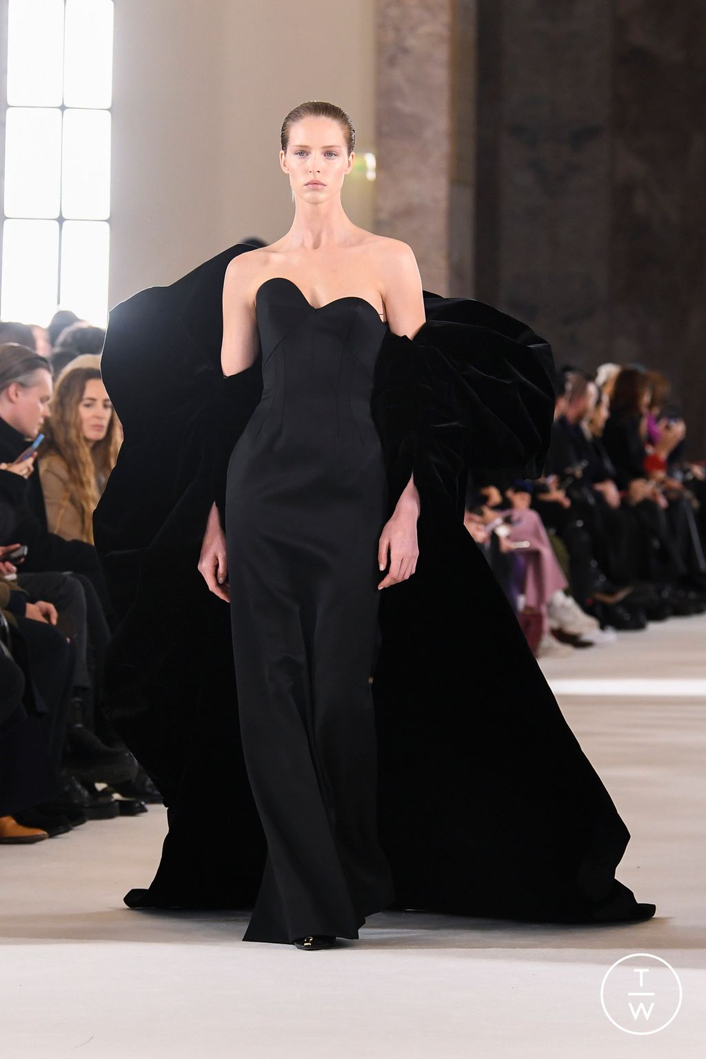 Fashion Week Paris Spring/Summer 2023 look 25 de la collection Schiaparelli couture