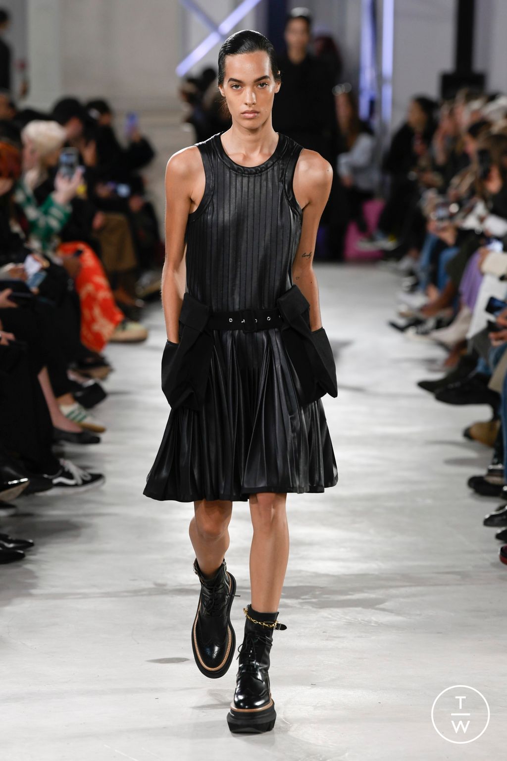 Fashion Week Paris Spring/Summer 2023 look 6 de la collection Sacai womenswear