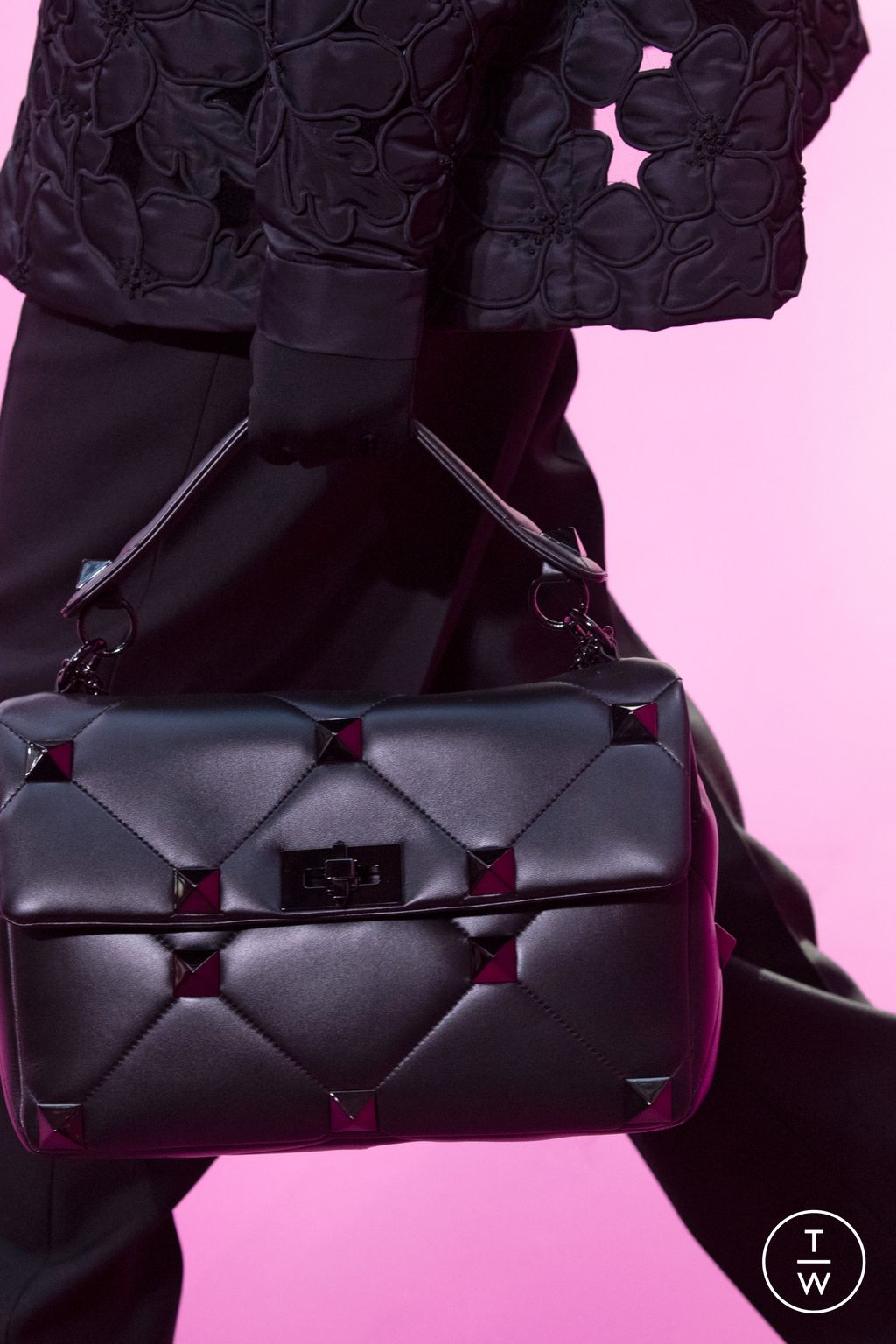 Fashion Week Paris Fall/Winter 2022 look 22 from the Valentino collection womenswear accessories