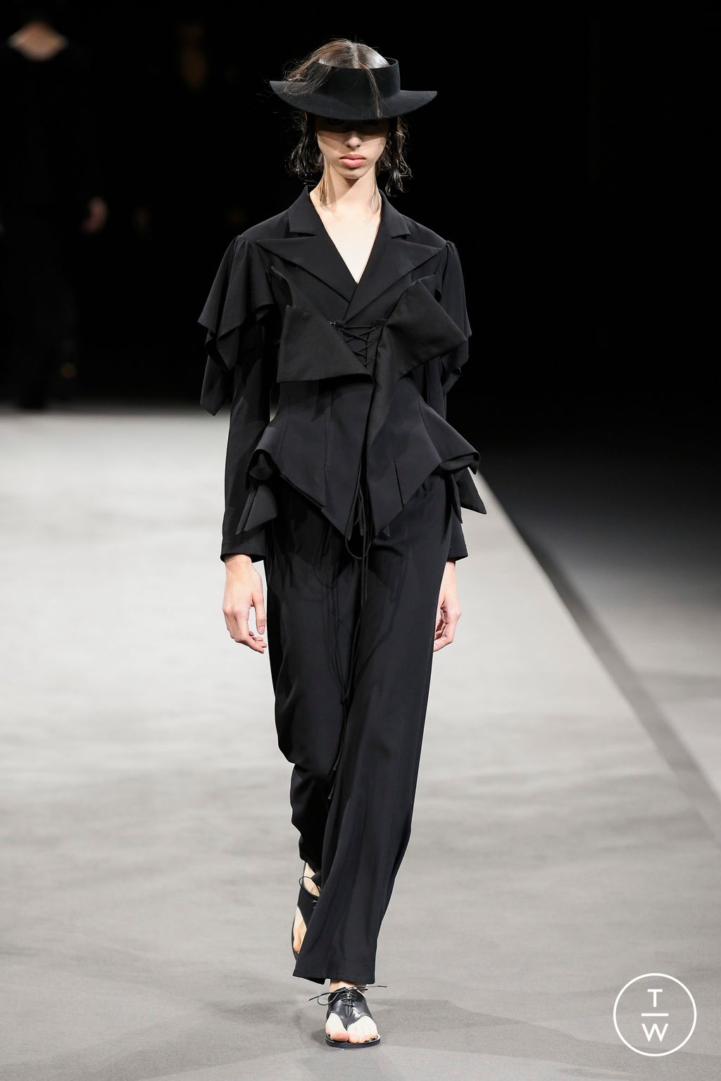 Fashion Week Paris Spring/Summer 2023 look 3 de la collection Yohji Yamamoto womenswear