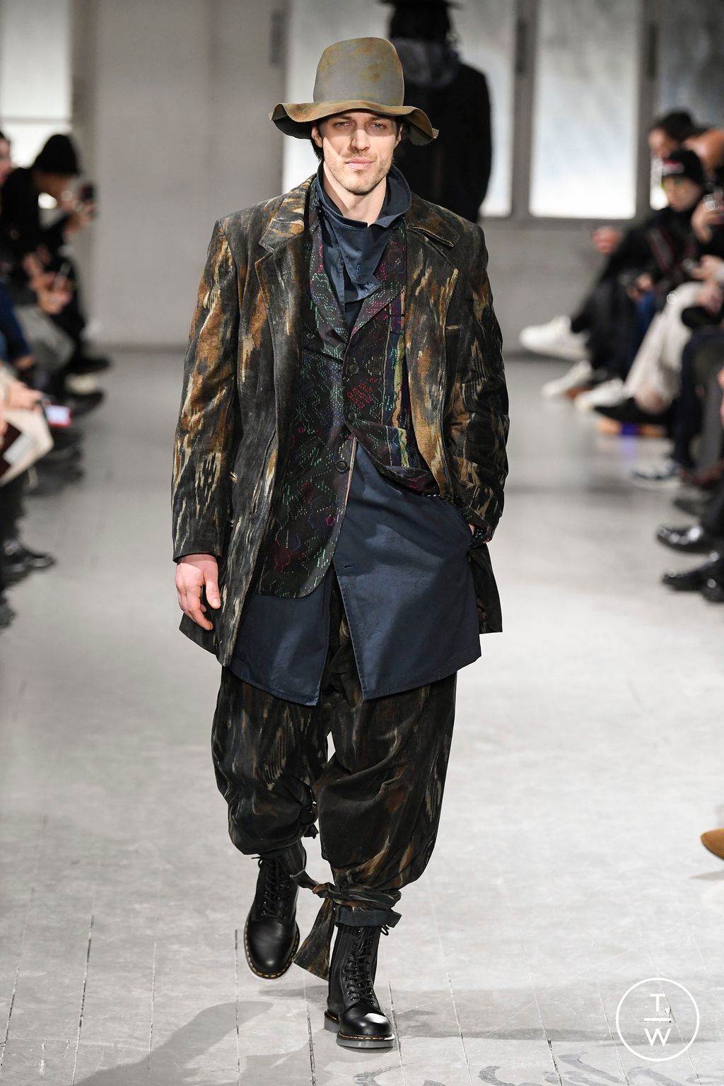 Fashion Week Paris Fall/Winter 2023 look 17 de la collection Yohji Yamamoto menswear