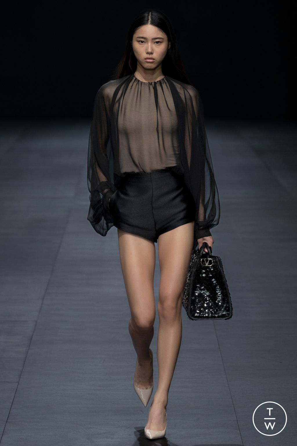 Fashion Week Paris Spring/Summer 2023 look 55 from the Valentino collection 女装