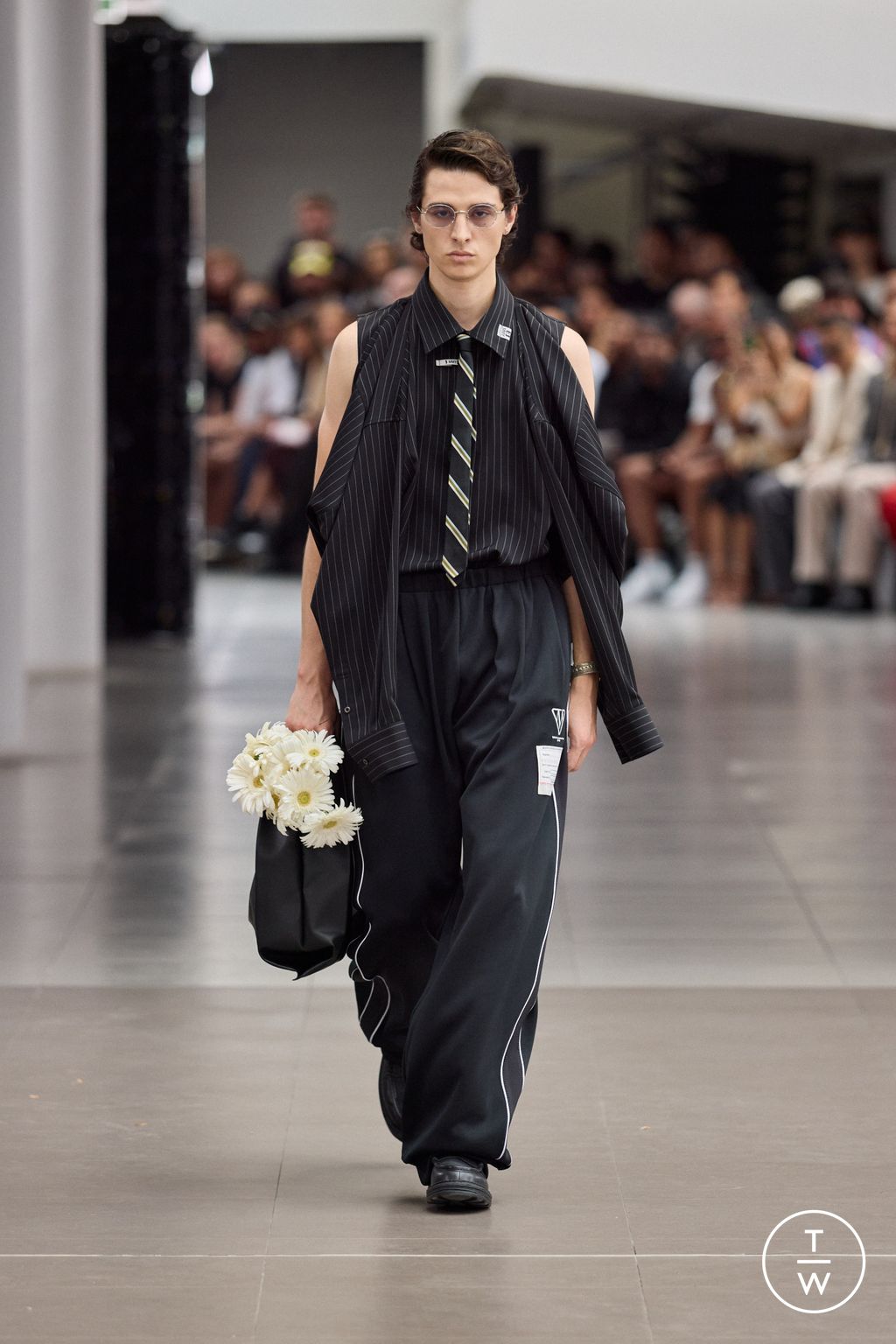 Fashion Week Paris Spring/Summer 2026 look 56 from the Maison Mihara Yasuhiro collection menswear