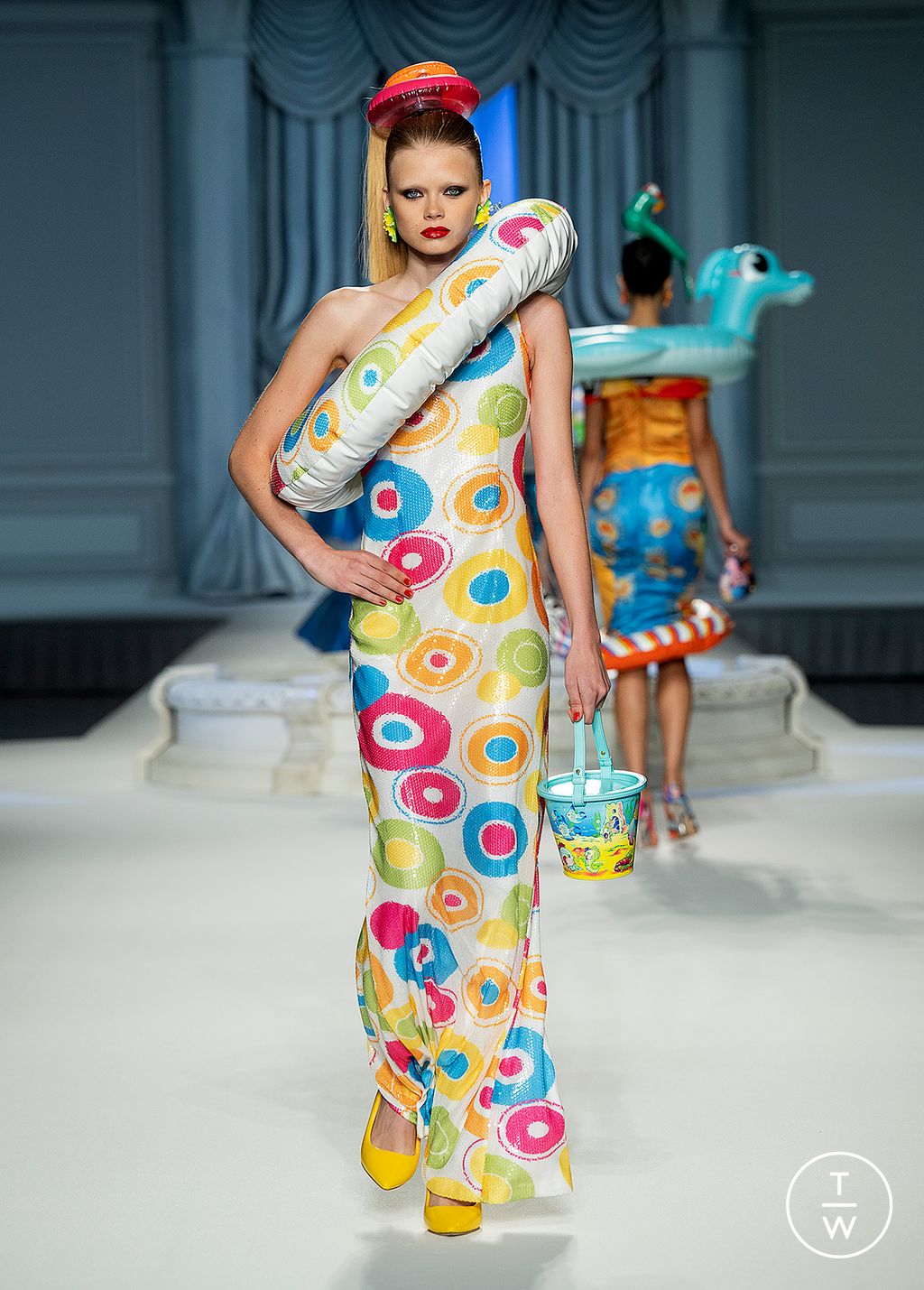 Fashion Week Milan Spring/Summer 2023 look 56 from the Moschino collection 女装