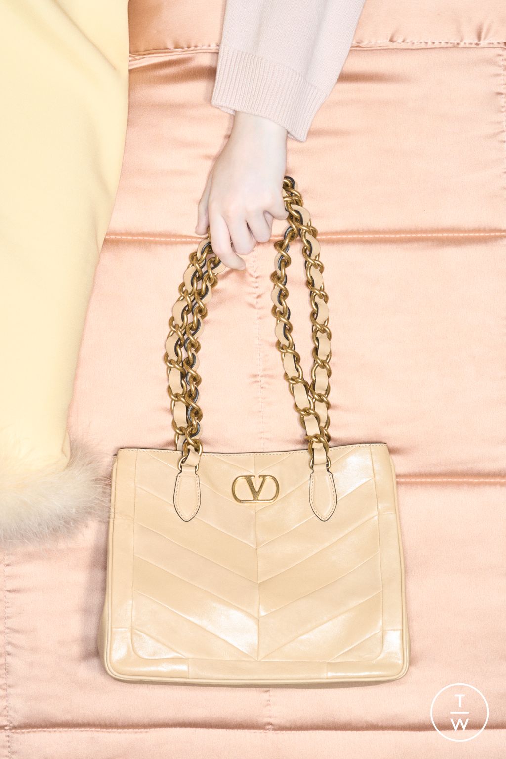 Fashion Week Paris Resort 2026 look 39 from the Valentino collection womenswear accessories