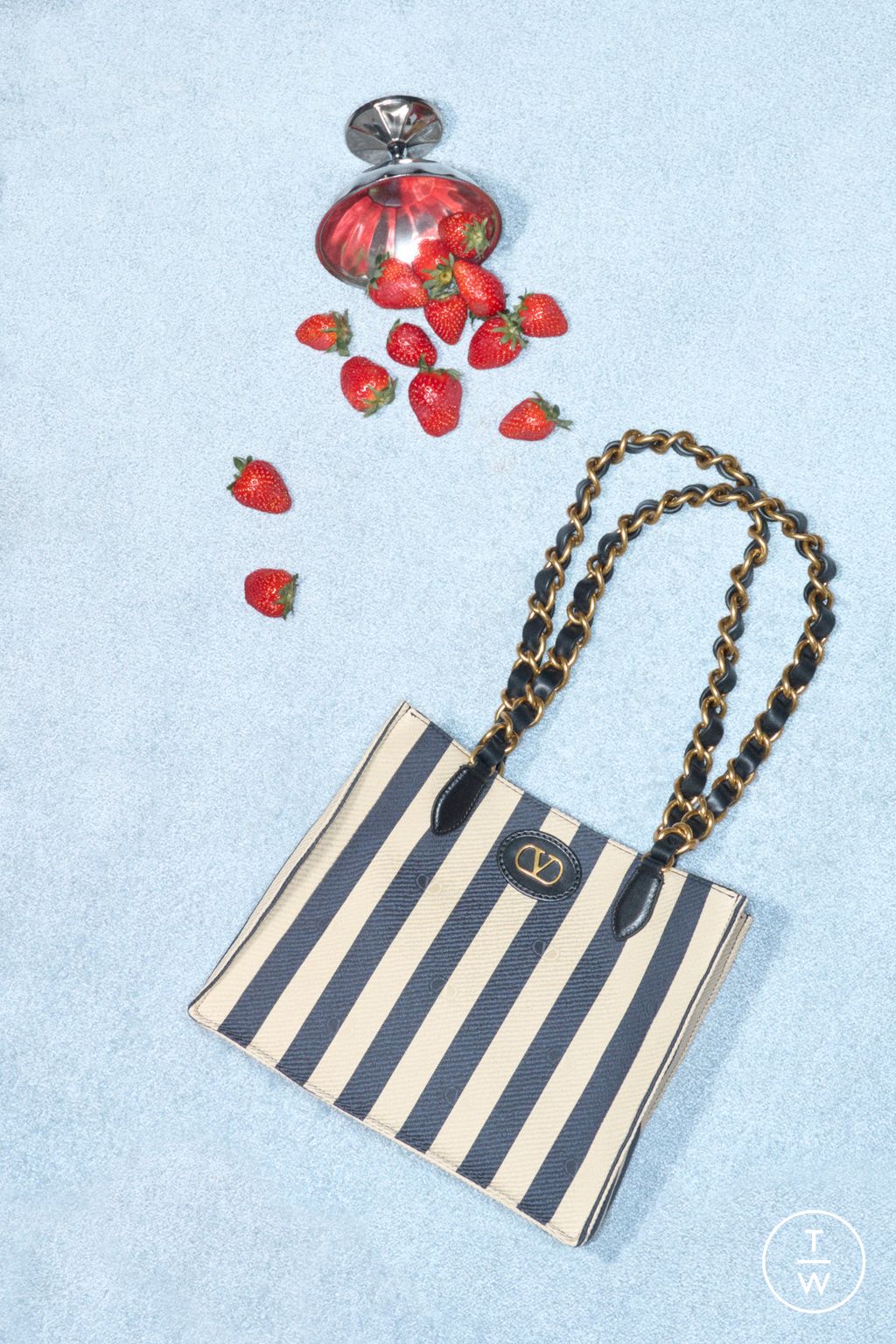 Fashion Week Paris Resort 2026 look 40 from the Valentino collection womenswear accessories