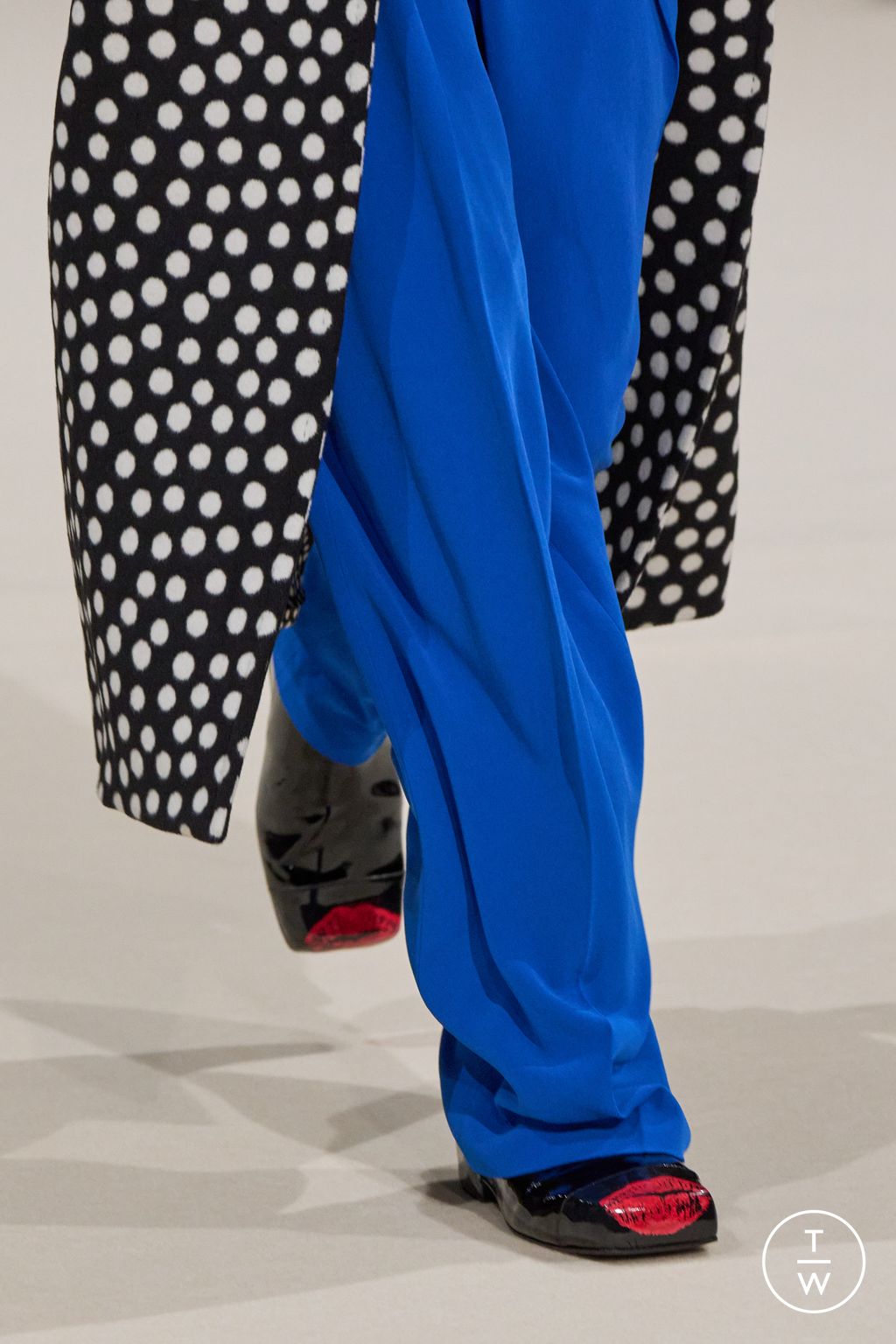 Fashion Week Paris Fall/Winter 2024 look 30 de la collection Balmain menswear accessories