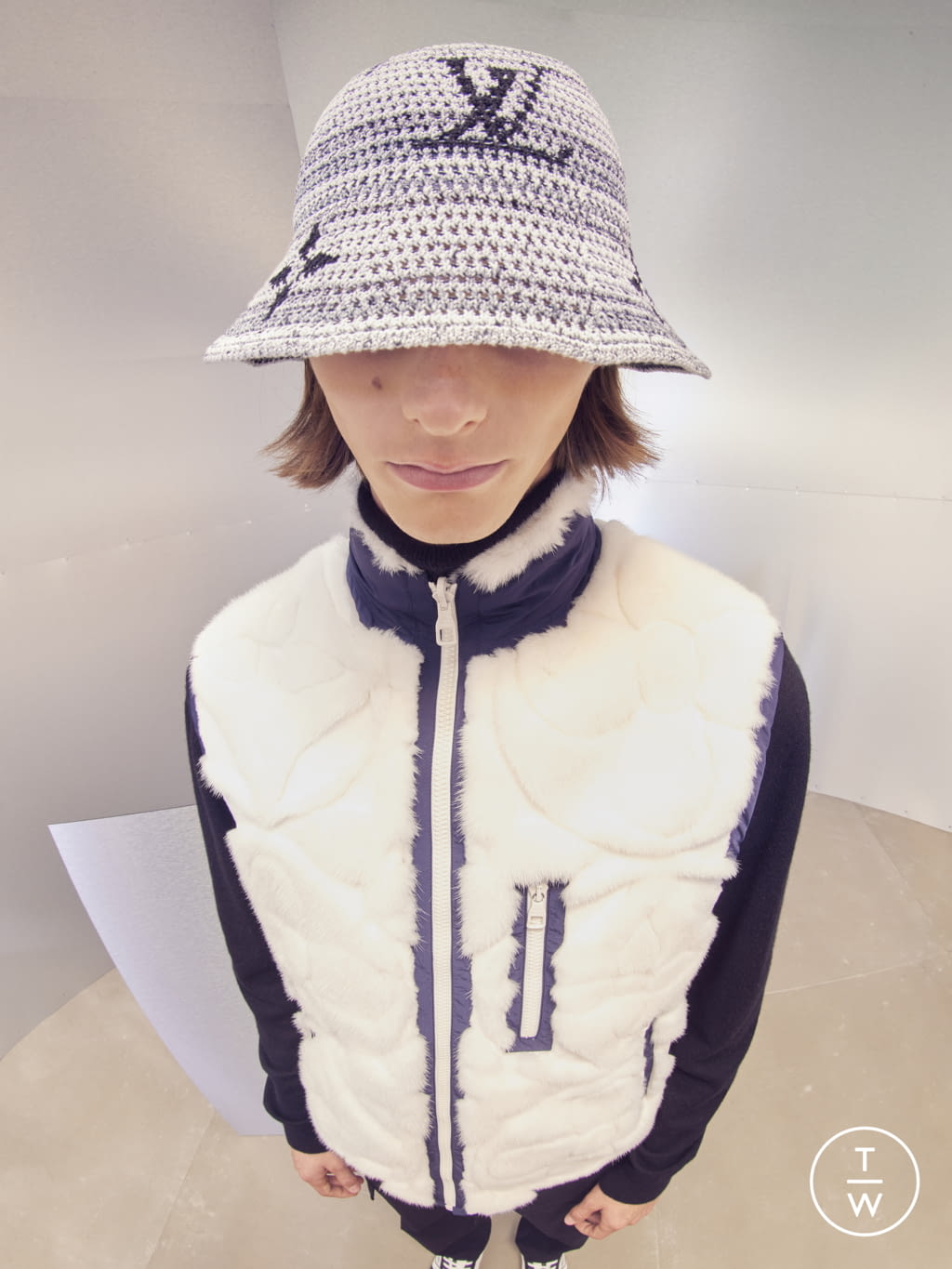 Fashion Week Paris Pre-Fall 2022 look 11 from the Louis Vuitton collection 男装
