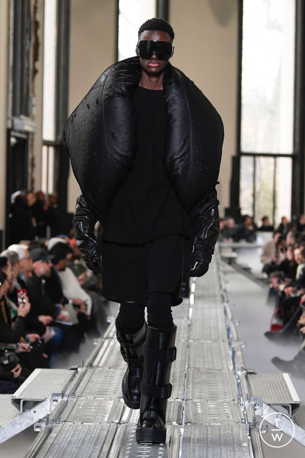 Fashion Week Paris Fall/Winter 2023 look 25 from the Rick Owens collection menswear