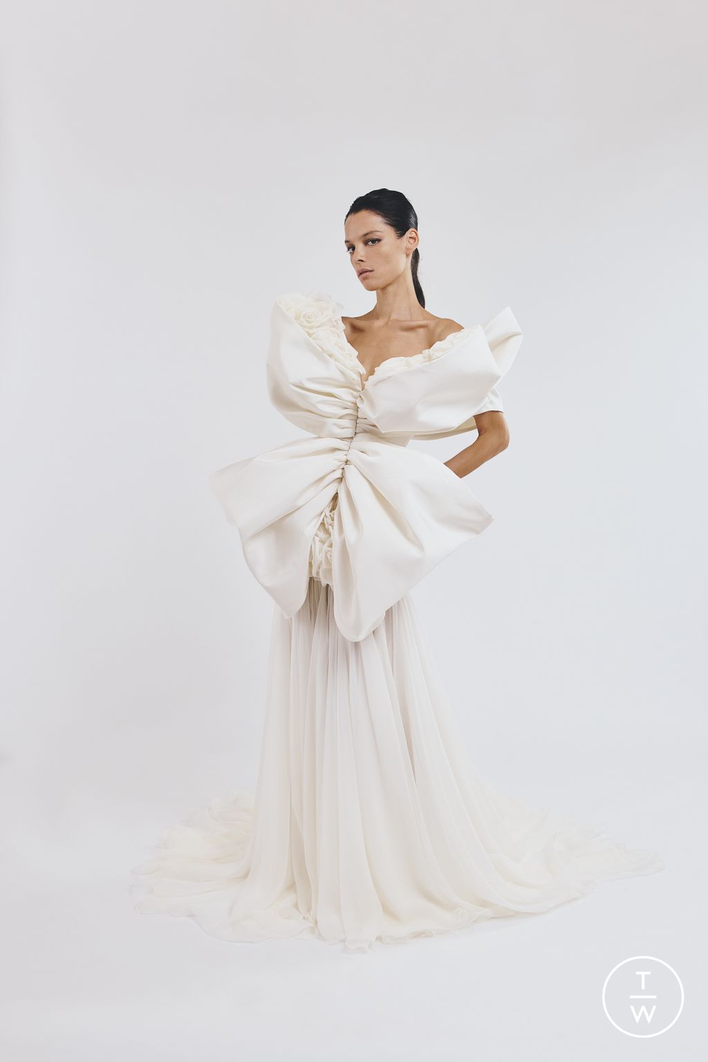 Fashion Week Paris Fall/Winter 2025 look 5 from the Giambattista Valli collection couture