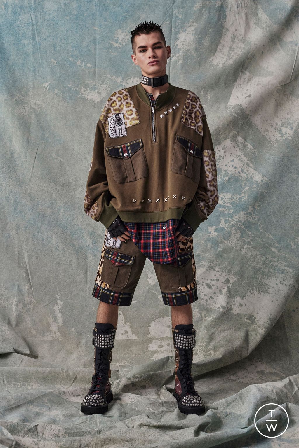 Fashion Week Milan Pre-Fall 2023 look 5 from the Moschino collection menswear