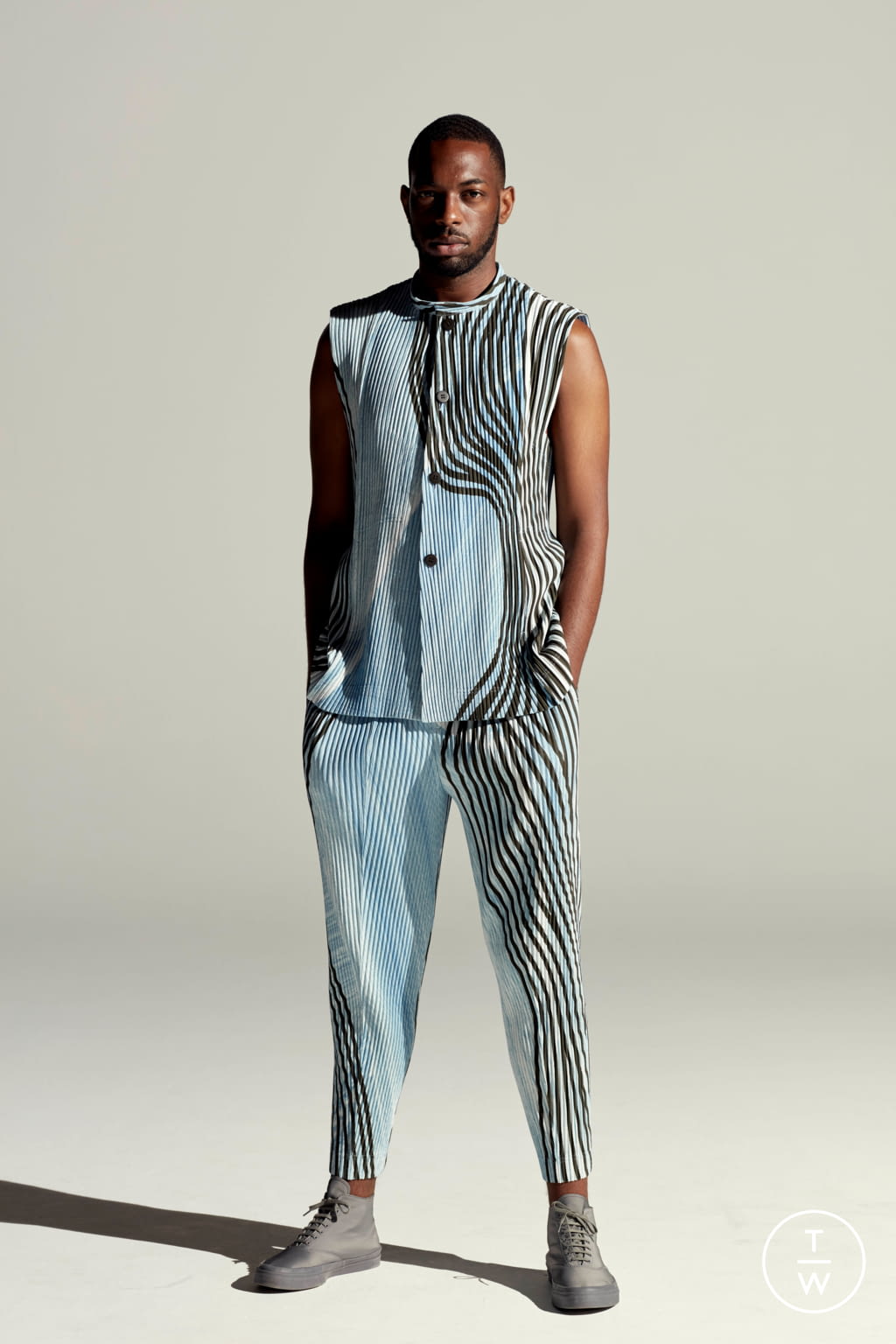Fashion Week Paris Spring/Summer 2022 look 6 from the HOMME PLISSÉ ISSEY MIYAKE collection 男装