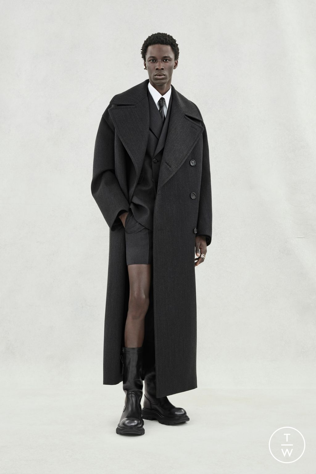 Fashion Week London Spring/Summer 2024 look 8 from the Alexander McQueen collection menswear