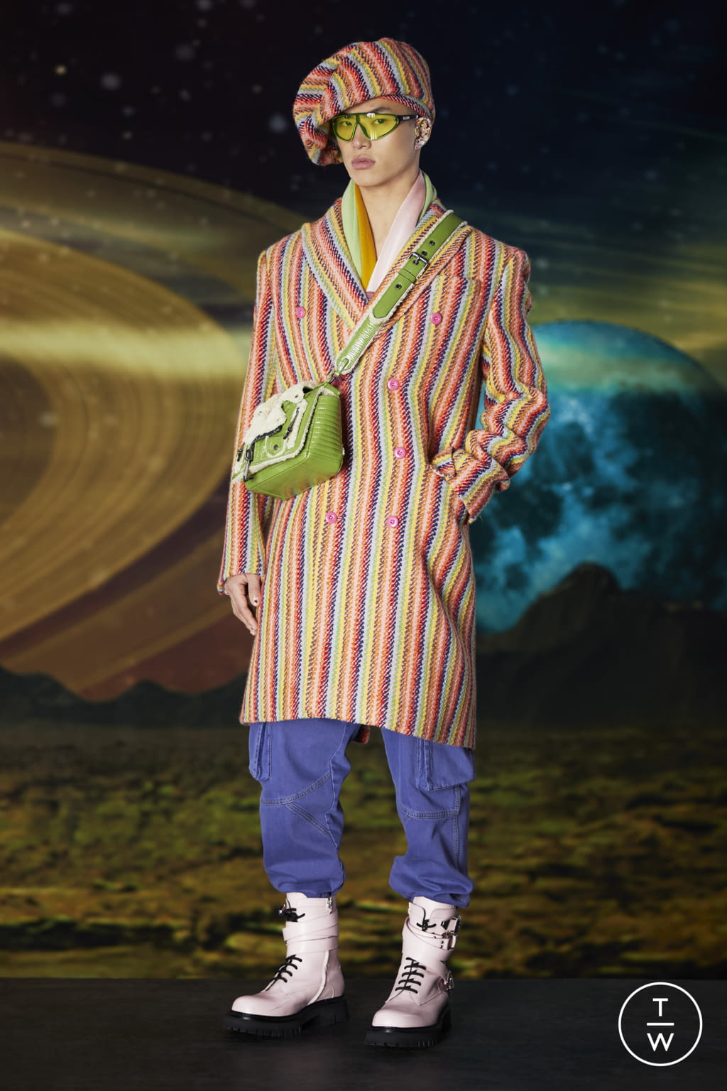 Fashion Week New York Pre-Fall 2022 look 6 from the Moschino collection menswear