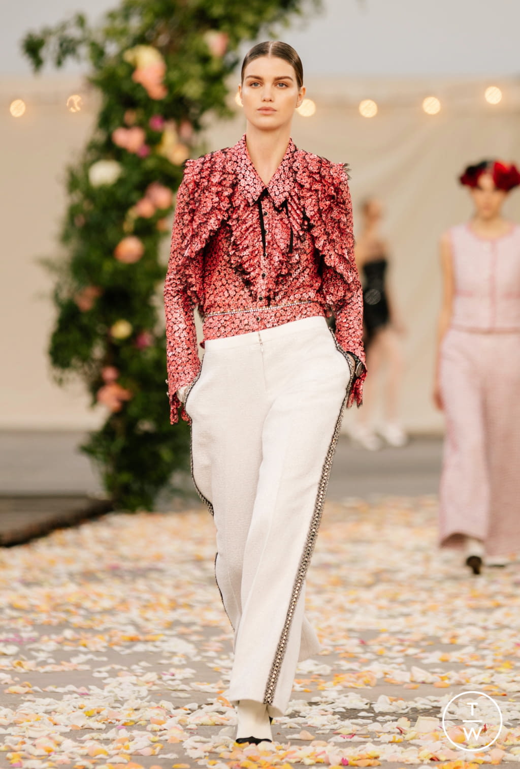 Fashion Week Paris Spring/Summer 2021 look 6 from the Chanel collection 高级定制