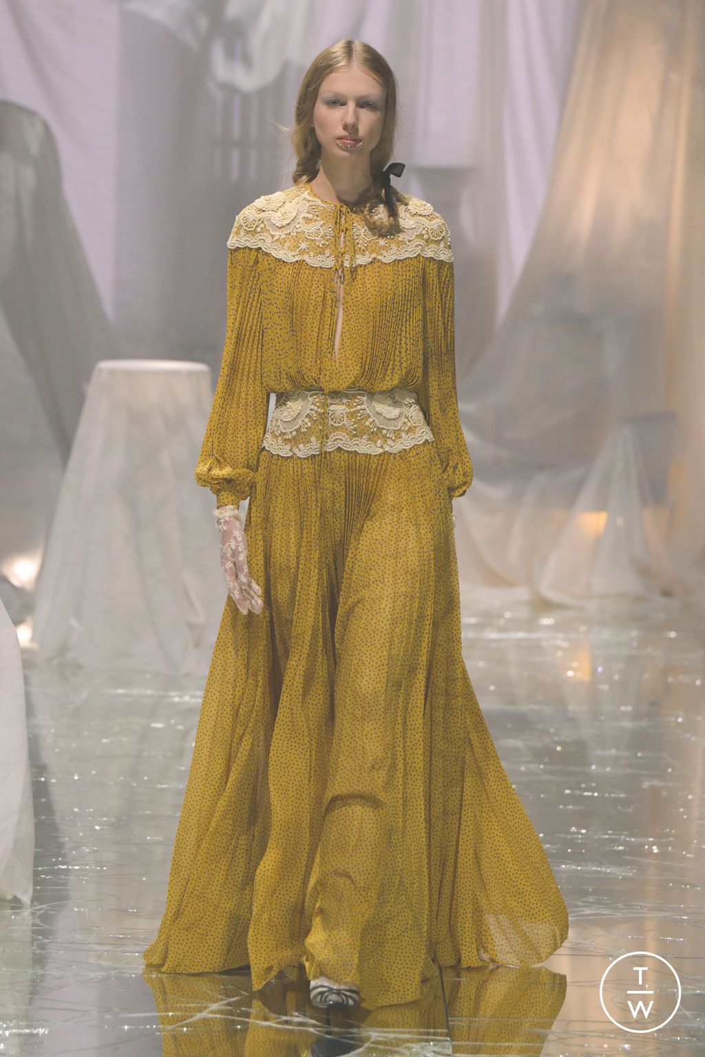 Fashion Week Paris Spring/Summer 2025 look 60 from the Valentino collection womenswear