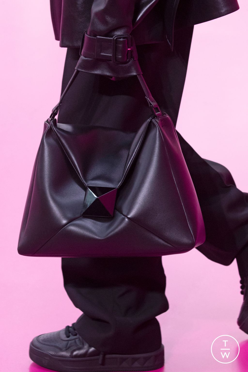 Fashion Week Paris Fall/Winter 2022 look 26 from the Valentino collection womenswear accessories