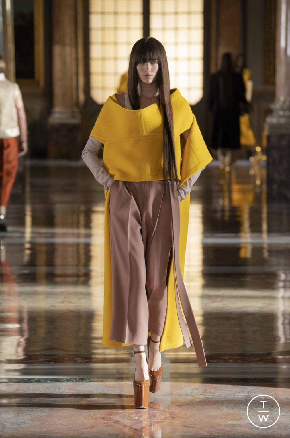 Fashion Week Paris Spring/Summer 2021 look 63 from the Valentino collection 高级定制