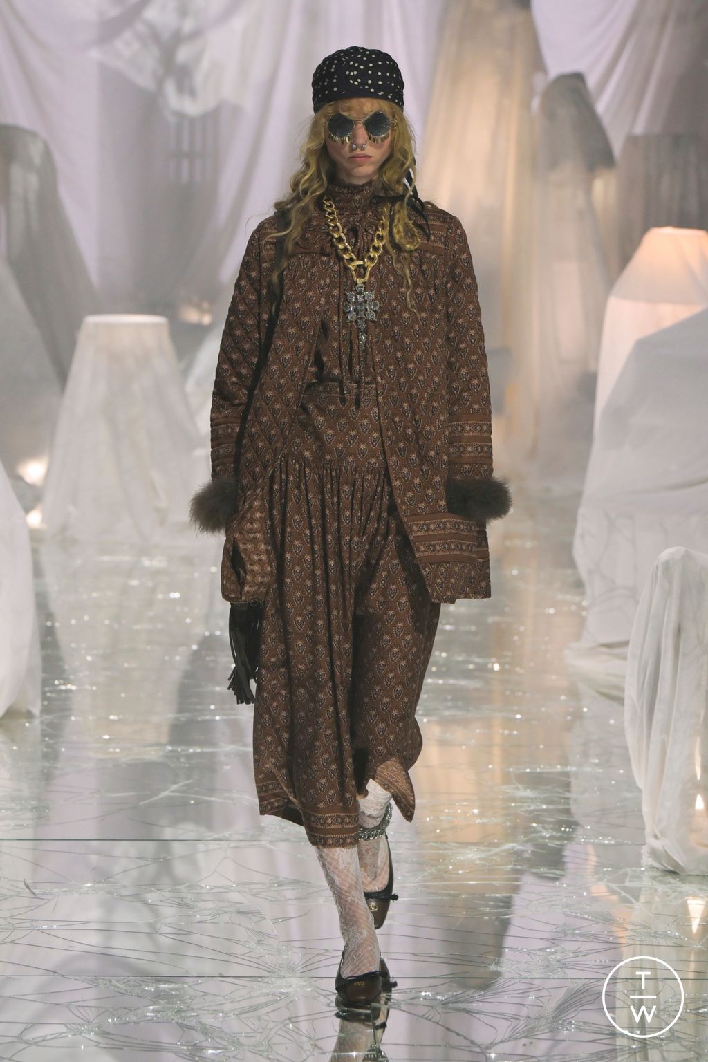 Fashion Week Paris Spring/Summer 2025 look 63 from the Valentino collection womenswear