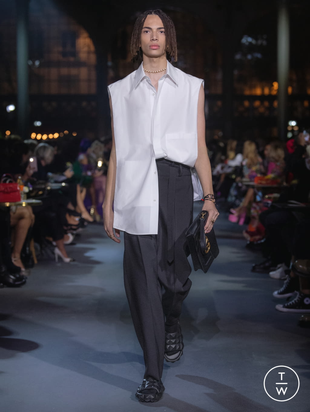 Fashion Week Paris Spring/Summer 2022 look 65 from the Valentino collection 女装