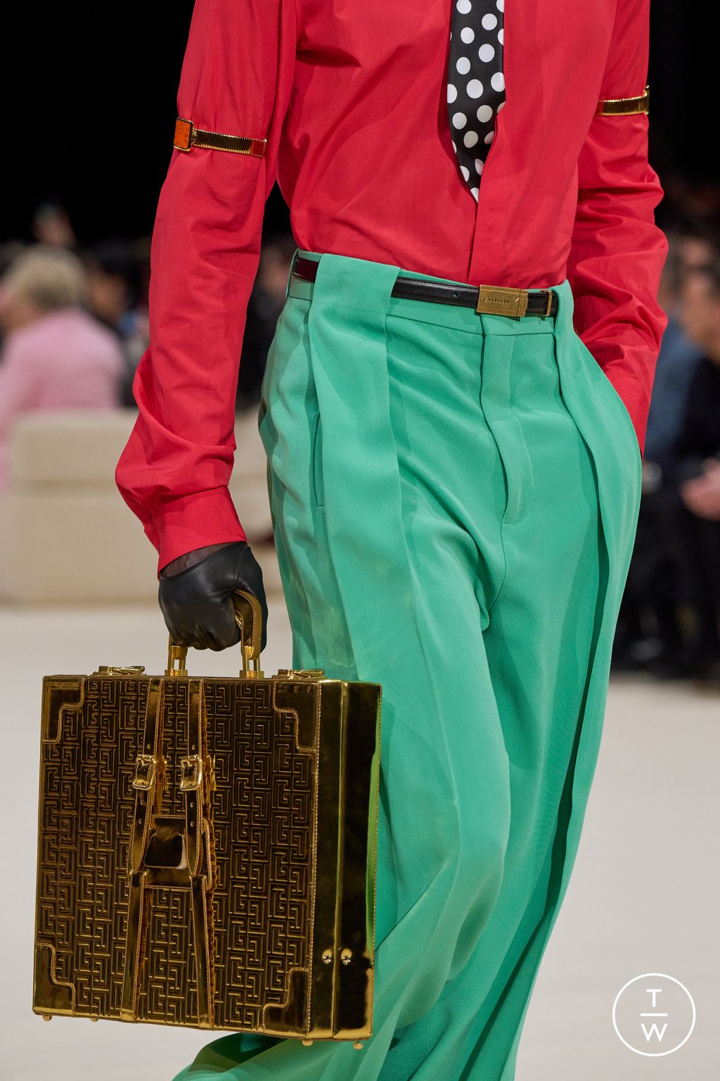 Fashion Week Paris Fall/Winter 2024 look 7 de la collection Balmain menswear accessories