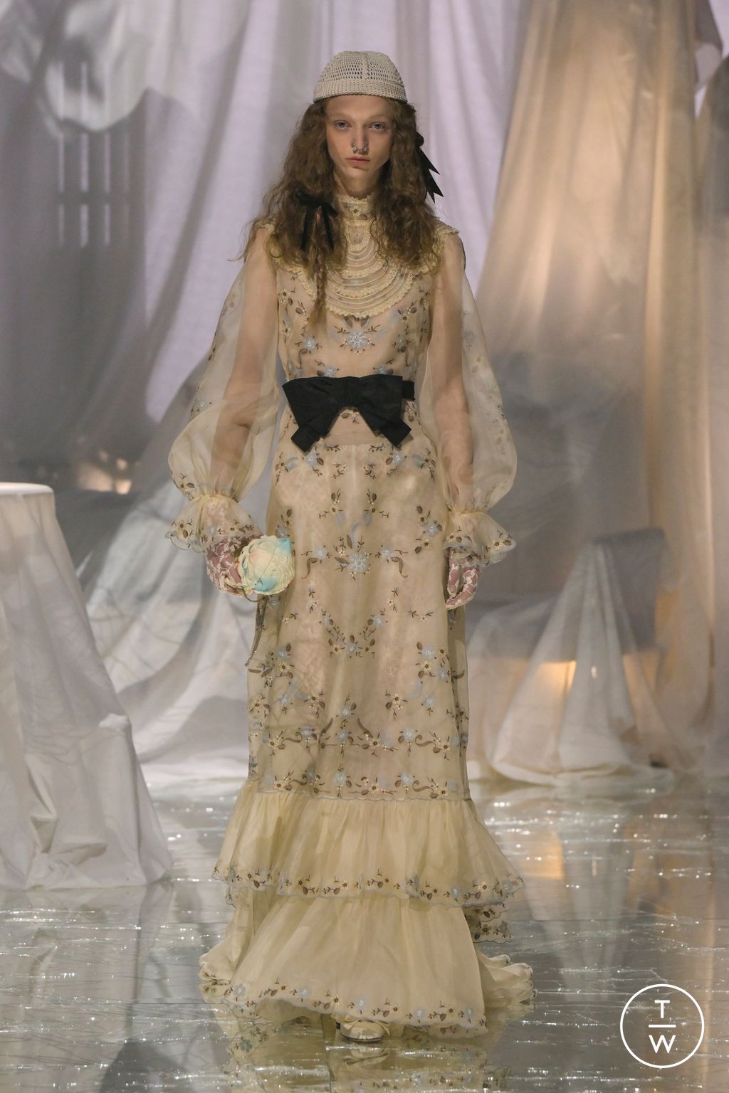 Fashion Week Paris Spring/Summer 2025 look 67 from the Valentino collection womenswear