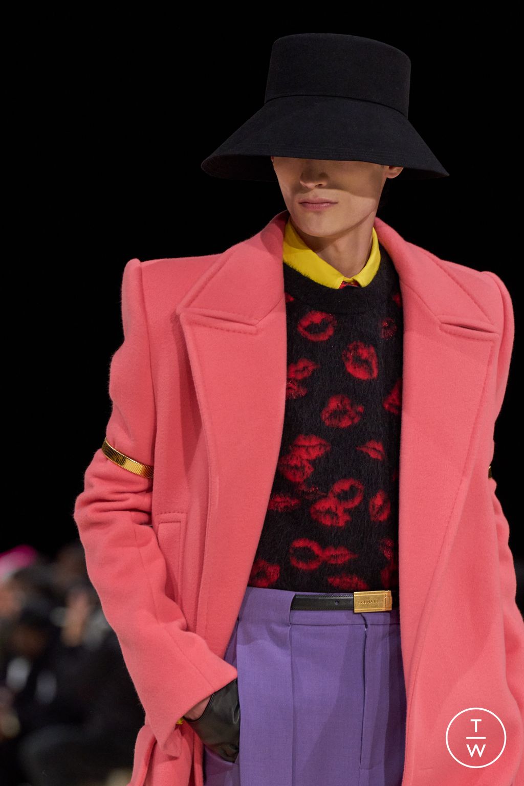 Fashion Week Paris Fall/Winter 2024 look 43 de la collection Balmain menswear accessories