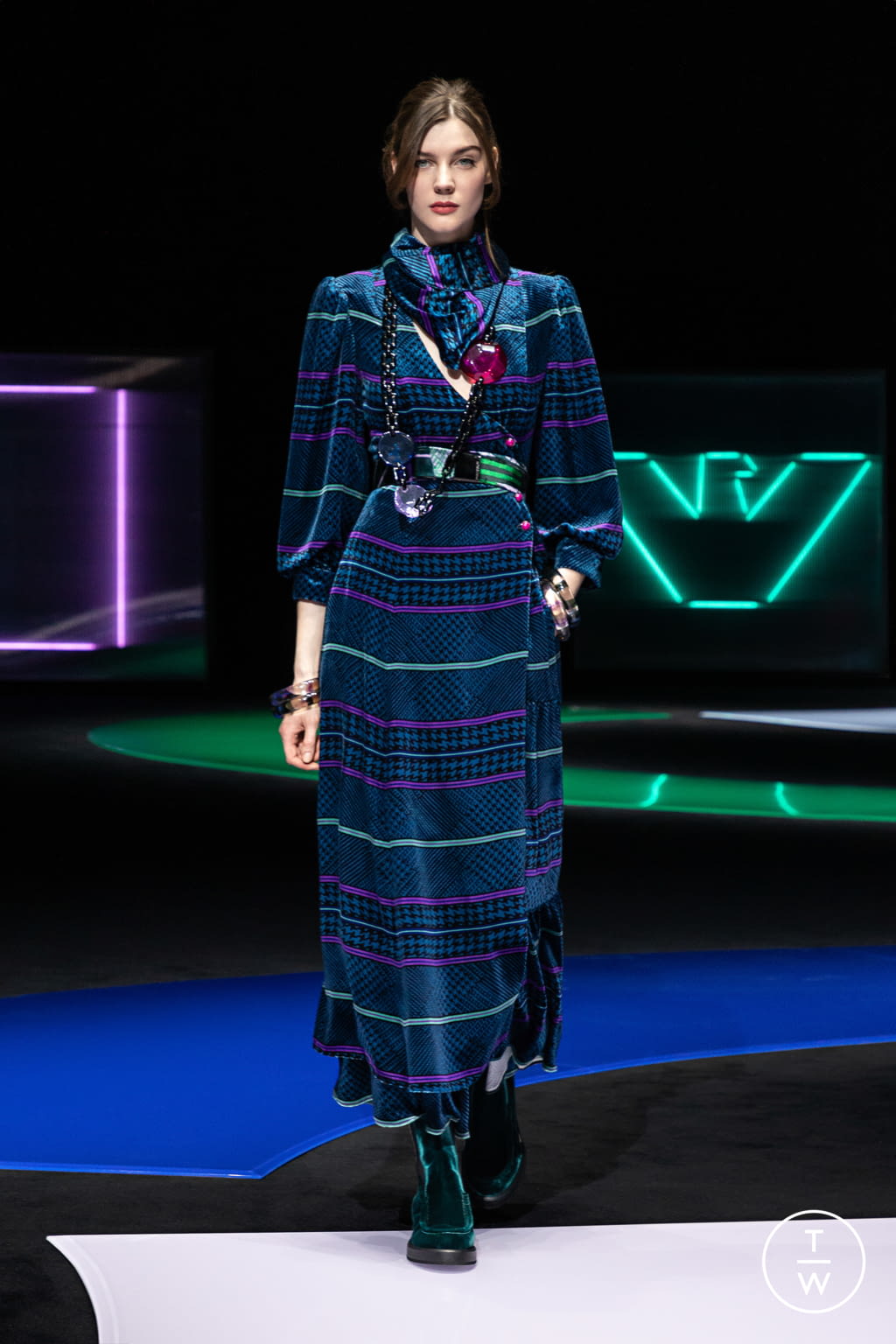 Fashion Week Milan Fall/Winter 2021 look 68 from the Emporio Armani collection 女装