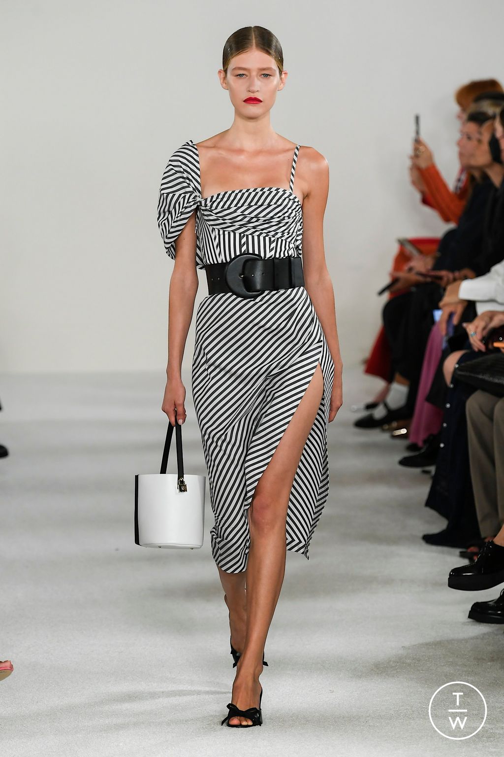 Fashion Week New York Spring/Summer 2023 look 8 from the Carolina Herrera collection 女装