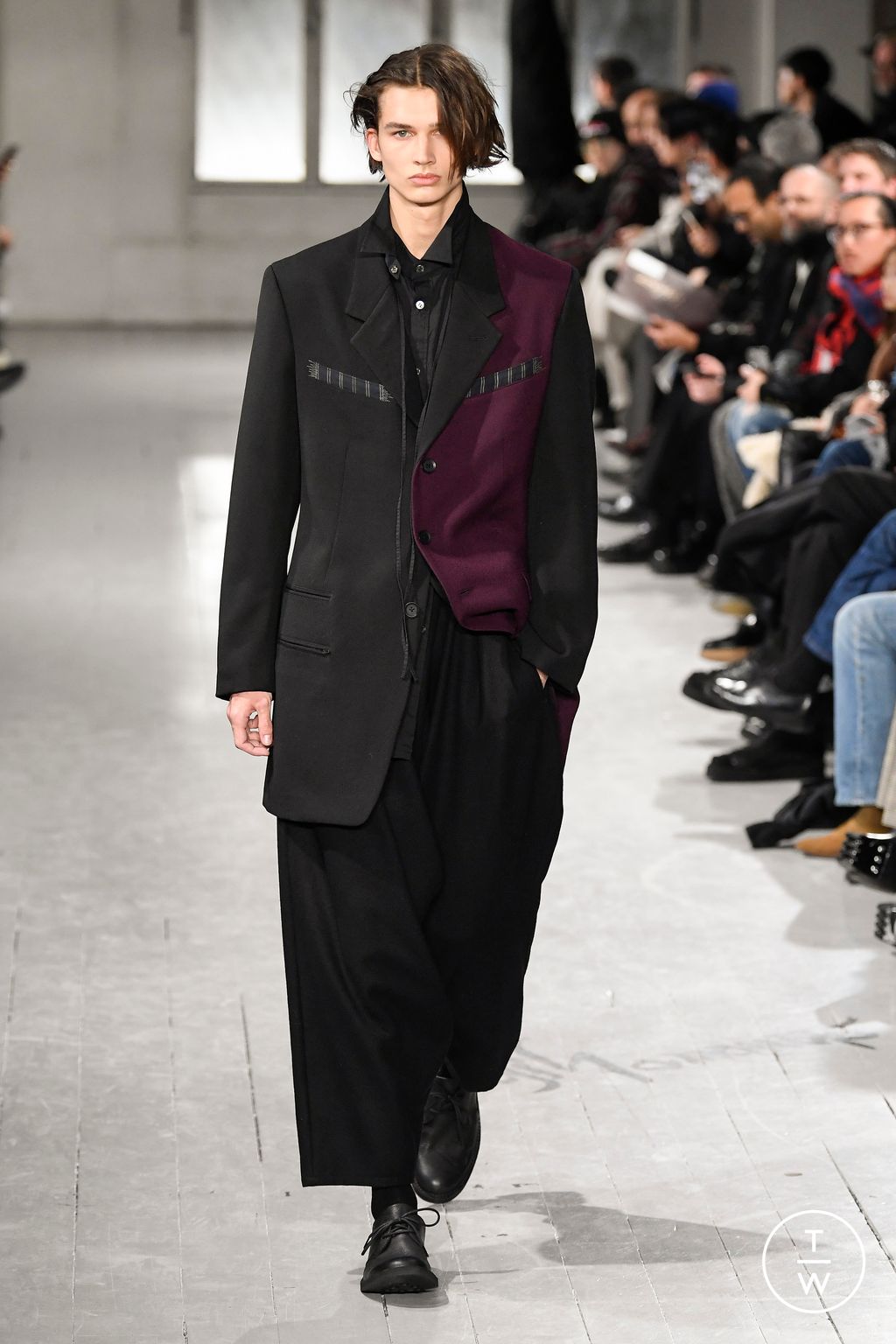 Fashion Week Paris Fall/Winter 2023 look 29 from the Yohji Yamamoto collection menswear