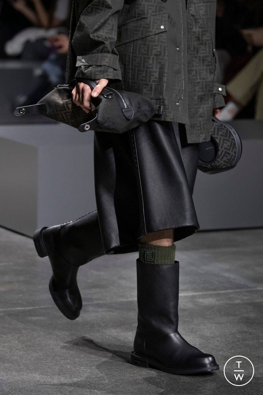 Fashion Week Paris Fall/Winter 2024 look 4 from the Fendi collection 男装配饰