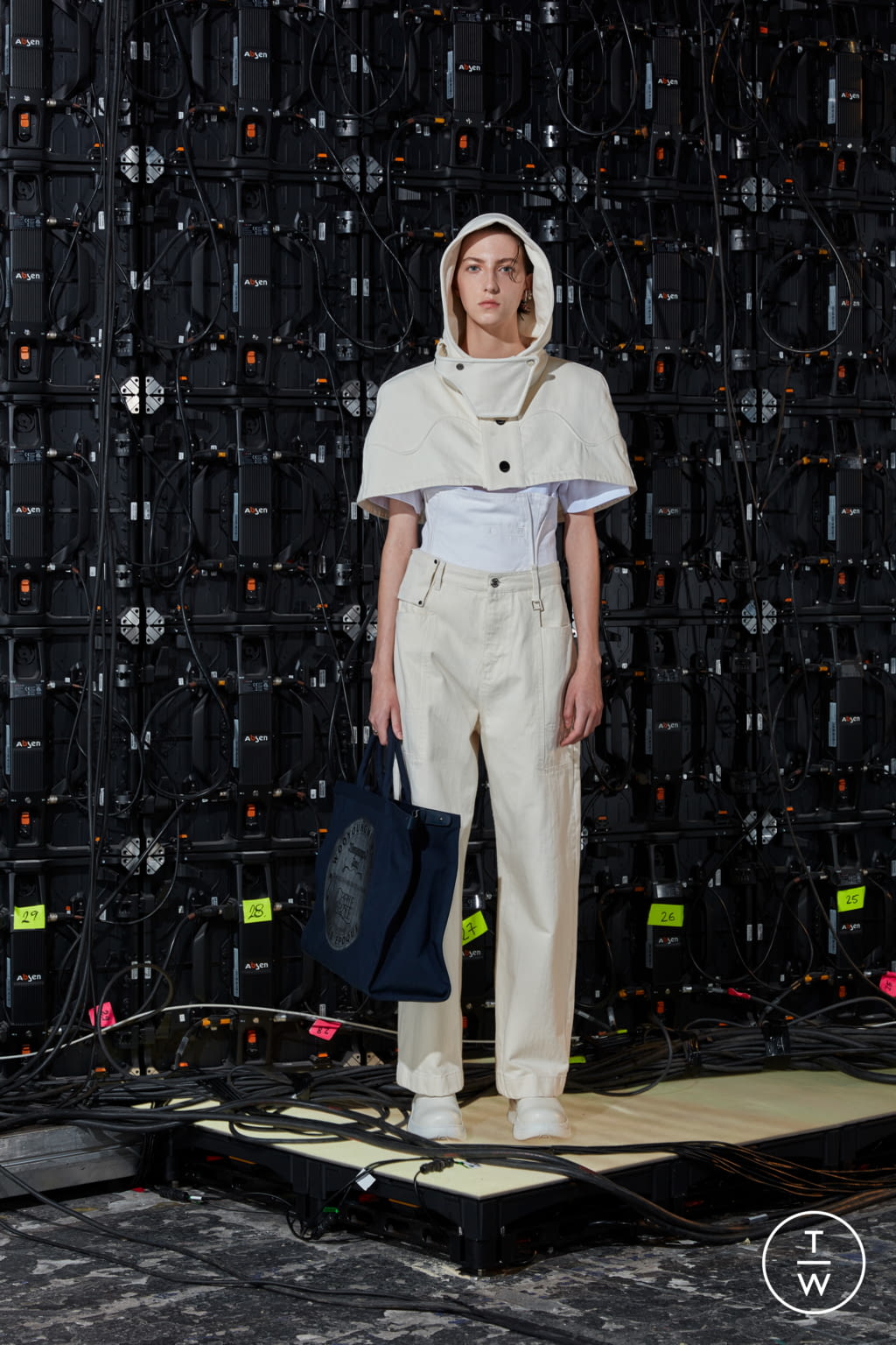 Fashion Week Paris Spring/Summer 2022 look 8 de la collection Wooyoungmi menswear