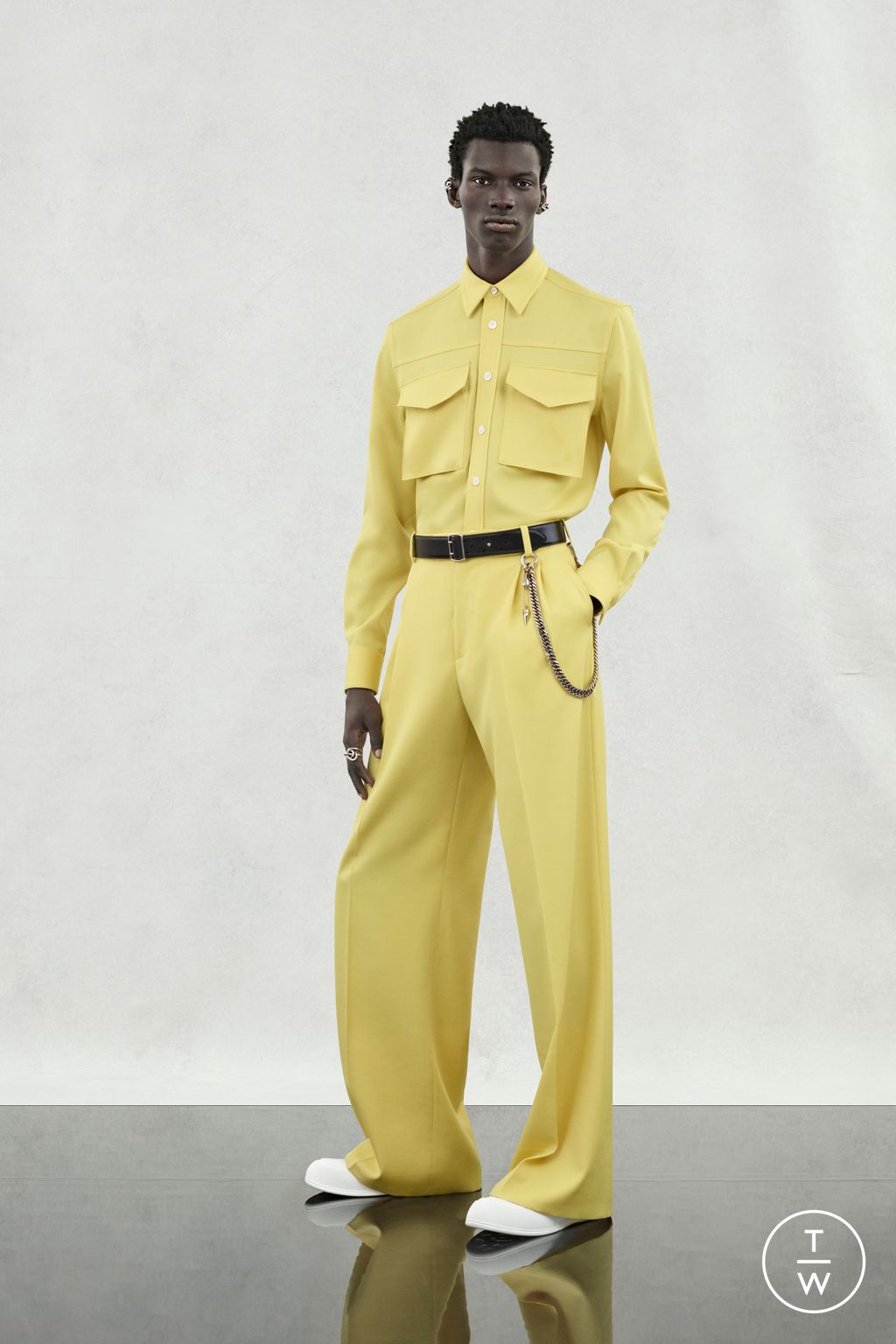 Fashion Week London Spring/Summer 2024 look 9 from the Alexander McQueen collection menswear