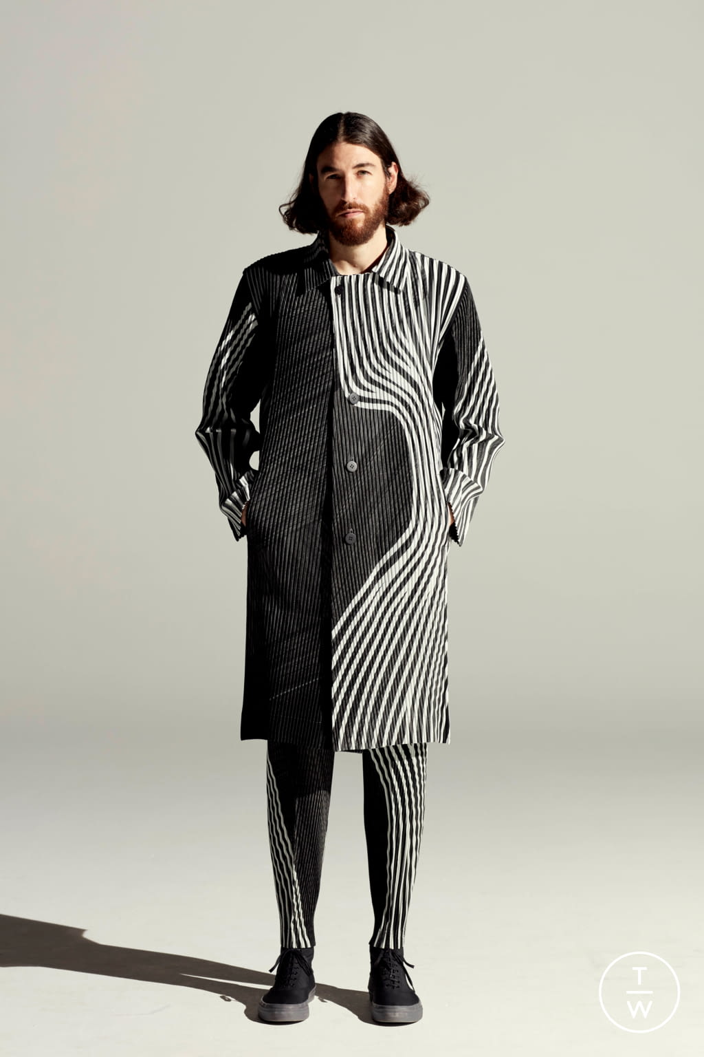 Fashion Week Paris Spring/Summer 2022 look 7 from the HOMME PLISSÉ ISSEY MIYAKE collection menswear