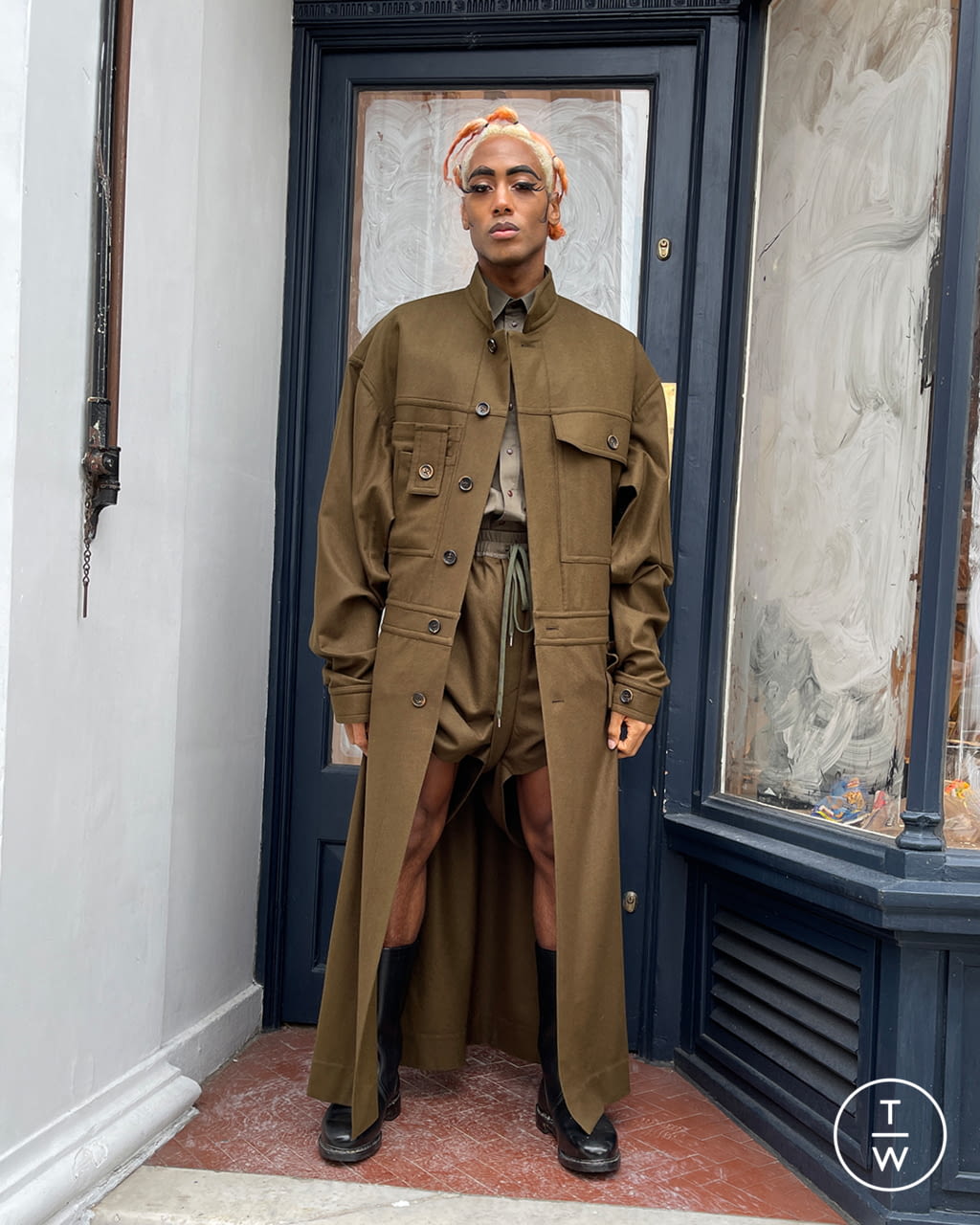 Fashion Week Paris Fall/Winter 2021 look 7 from the Andreas Kronthaler for Vivienne Westwood collection 女装