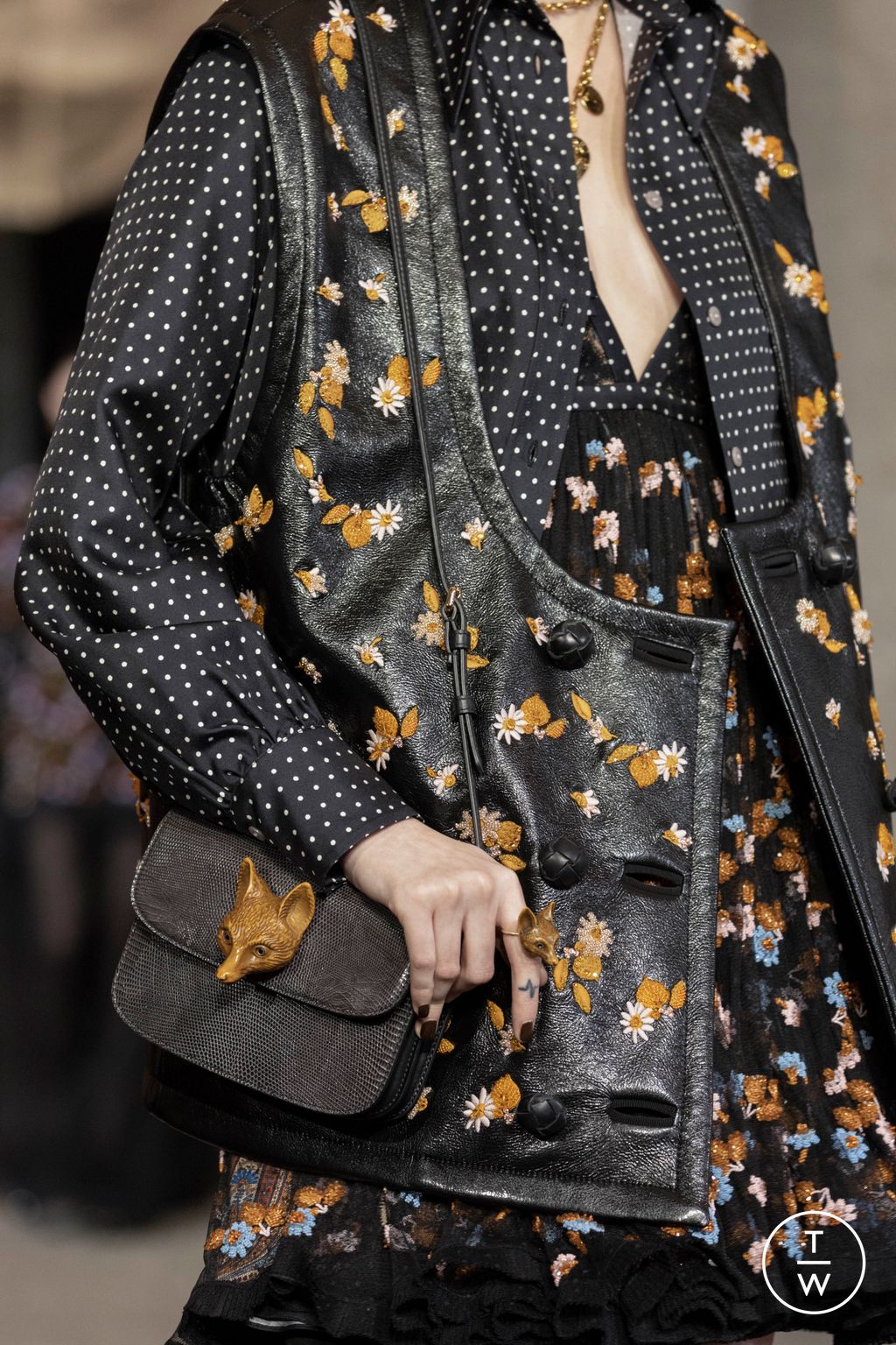 Fashion Week Milan Fall/Winter 2023 look 4 de la collection Etro womenswear accessories