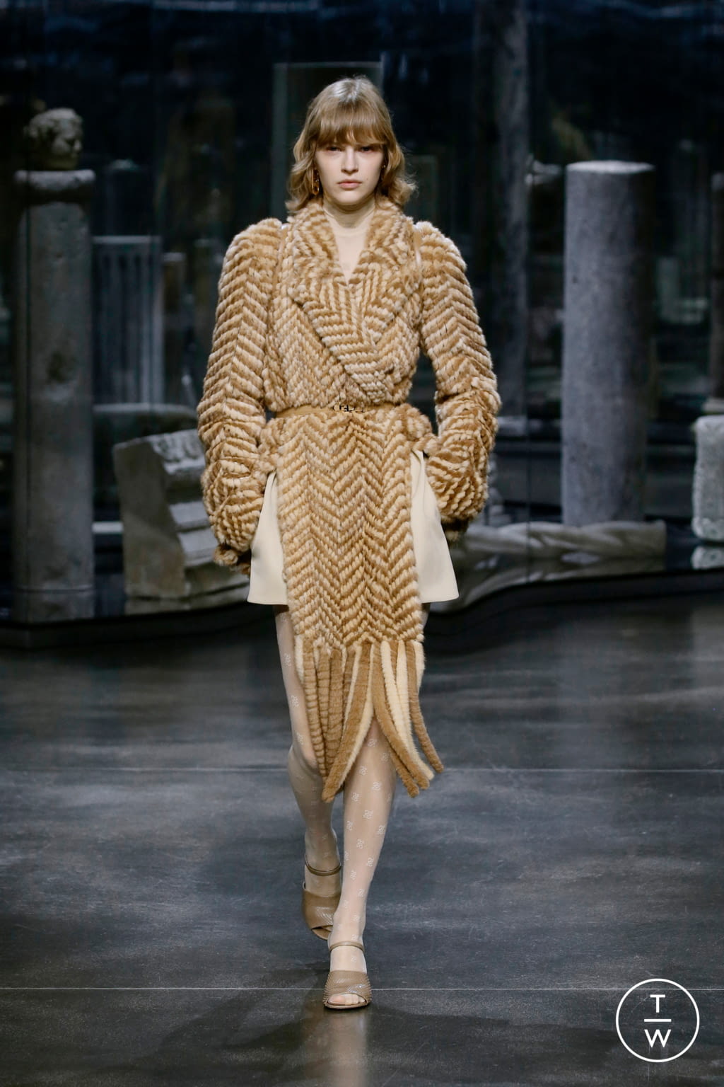 Fashion Week Milan Fall/Winter 2021 look 7 from the Fendi collection 女装