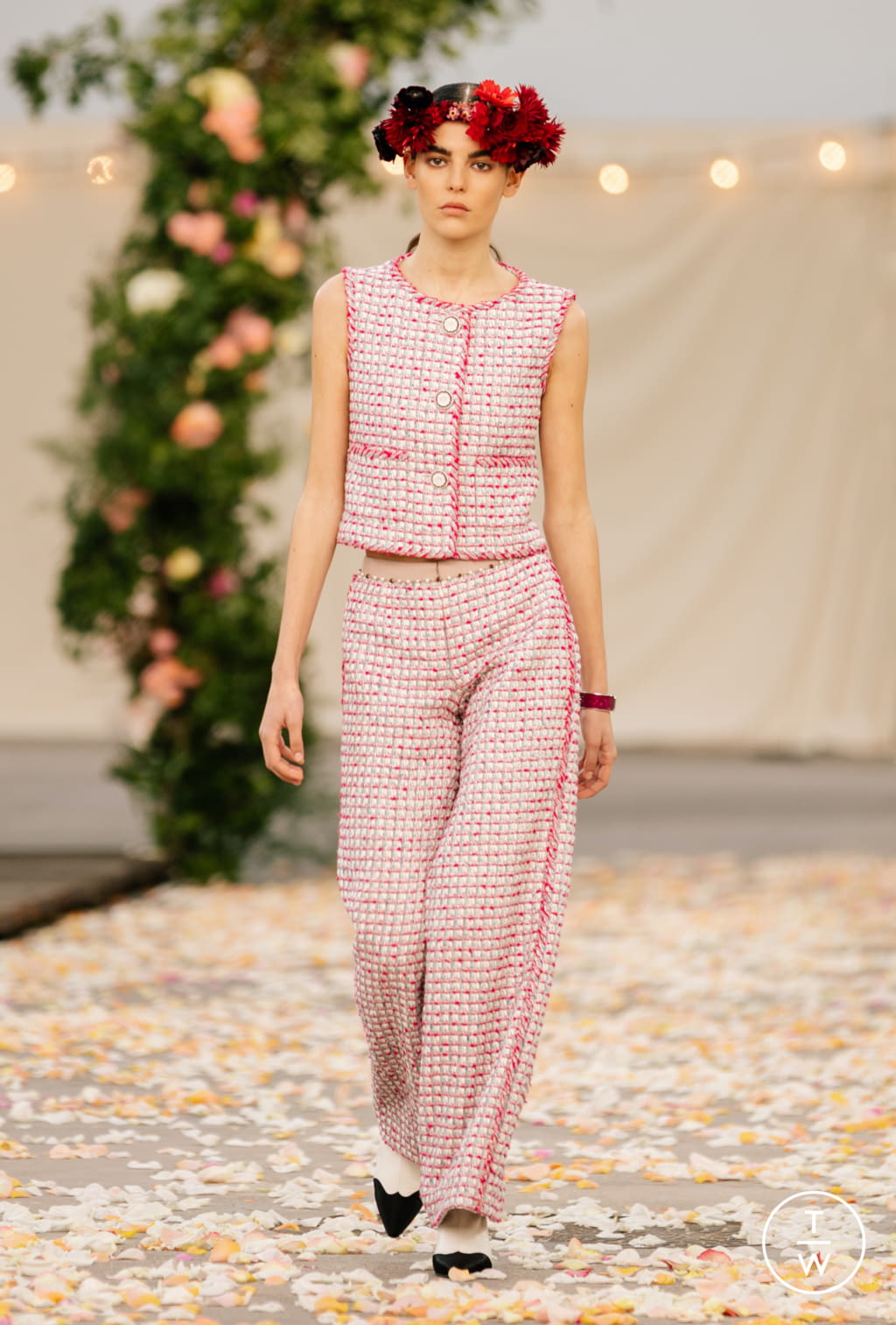 Fashion Week Paris Spring/Summer 2021 look 7 from the Chanel collection couture